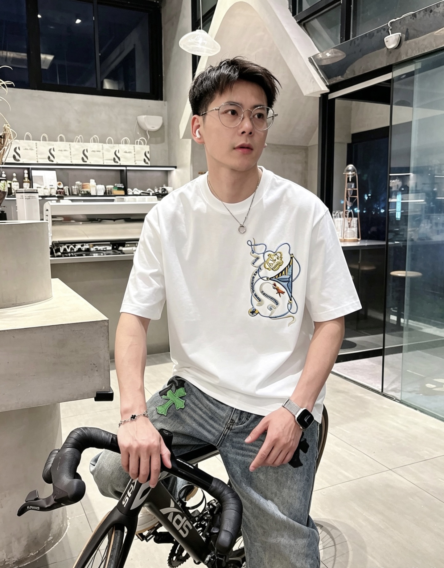 NO:935278,LV*Louis ss26 new summer style round neck short-sleeved T-shirt with printed pattern on the chest is a must-have for fashionistas!  Customized 220g high-weight mercerized fabric, with delicate hand feel and good skin-friendliness. The smart digital logo on the chest is exquisite and stylish, simple, medium and high-end, casual version. The upper body is super age-reducing. The code number is M-XXXL, louis vuitton, louis vuitton, T-shirt, tees, t-shirt,19860909LV*路易 ss26夏季新款 胸前印花图案圆领短袖T恤,更是时尚达人必须入手的一件！定制220g高克重丝光面料 ,手感细腻 亲肤性很好.胸前智能数码logo精致有型,简约中满高级感,休闲版型 上身超级减龄 码数M-XXXL,,louis vuitton,louis vuitton,T-shirt,tees，t-shirt,,Men's clothing