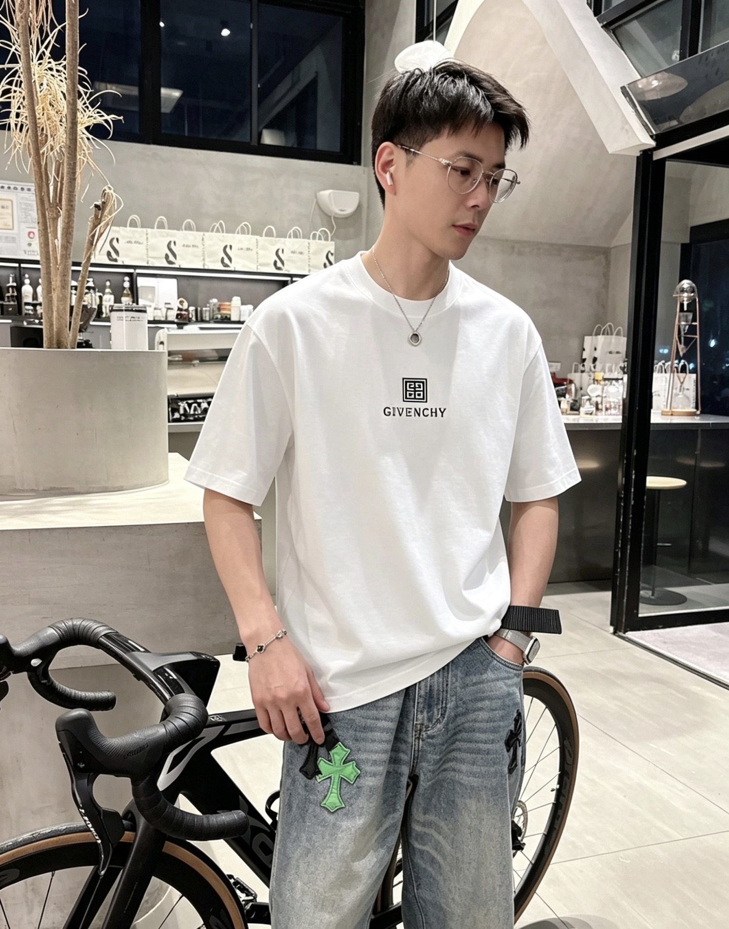 NO:935281,Giv*Givenchy ss26 new summer style round neck short-sleeved T-shirt with printed pattern on the chest is a must-have for fashionistas!  Customized 220g high-weight mercerized fabric, with delicate feel and good skin-friendliness. The smart digital logo on the chest is exquisite and stylish, simple, medium and high-end, casual version. The upper body is super age-reducing. The code number is M-XXXL, givenchy, T-shirt, tees, t-shirt,19860909Giv*纪梵希 ss26夏季新款 胸前印花图案圆领短袖T恤,更是时尚达人必须入手的一件！定制220g高克重丝光面料 ,手感细腻 亲肤性很好.胸前智能数码logo精致有型,简约中满高级感,休闲版型 上身超级减龄 码数M-XXXL,,givenchy,T-shirt,tees，t-shirt,,Men's clothing