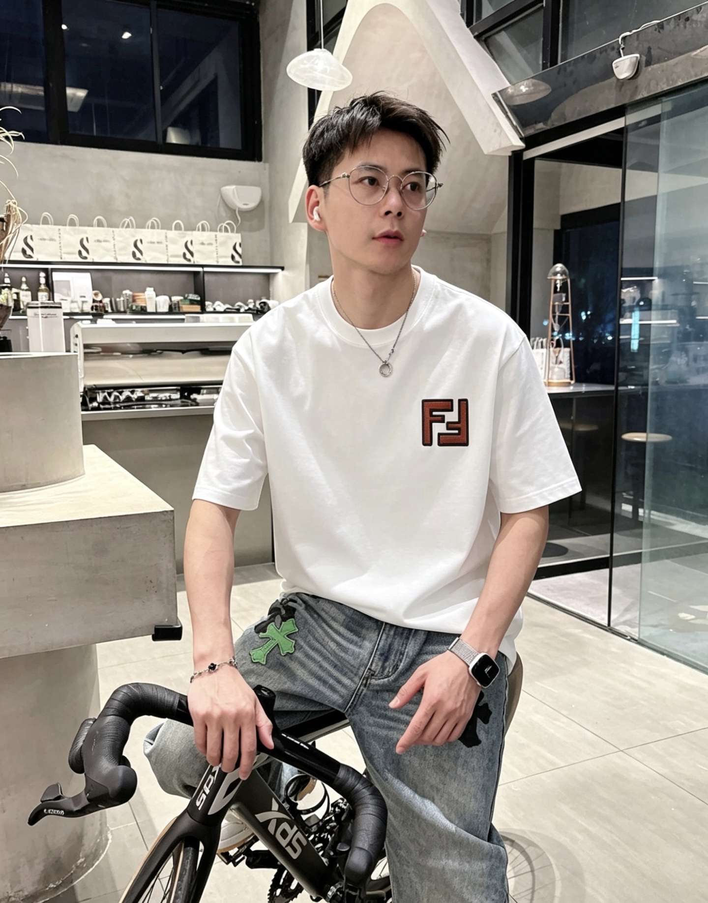 NO:935284,Fend* Fendi ss26 new summer style round neck short-sleeved T-shirt with printed pattern on the chest is a must-have for fashionistas!  Customized 220g high-weight mercerized fabric, with a delicate feel and good skin-friendliness. The smart digital logo on the chest is exquisite and stylish, simple, medium and high-end, casual version. The upper body is super age-reducing. The code number is M-XXXL,, fendi, fendi, T-shirt, tees, t-shirt,19860909Fend*芬迪 ss26夏季新款 胸前印花图案圆领短袖T恤,更是时尚达人必须入手的一件！定制220g高克重丝光面料 ,手感细腻 亲肤性很好.胸前智能数码logo精致有型,简约中满高级感,休闲版型 上身超级减龄 码数M-XXXL,,fendi,fendi,T-shirt,tees，t-shirt,,Men's clothing