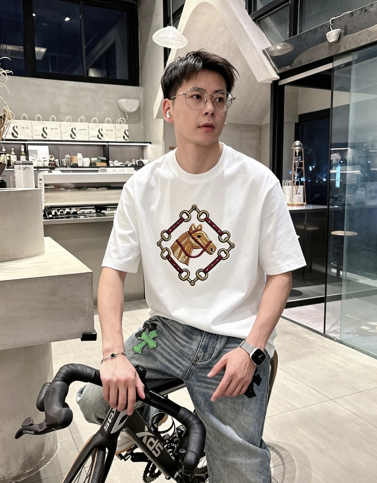 NO:935286,Gucc* Gucci ss26 new summer style round neck short-sleeved T-shirt with printed pattern on the chest is a must-have for fashionistas!  Customized 220g high-weight mercerized fabric, with delicate hand feel and good skin-friendliness. The smart digital logo on the chest is exquisite and stylish, simple, medium and high-end, casual version. The upper body is super age-reducing. The code number is M-XXXL,, gucci, T-shirt, tees, t-shirt,19860909Gucc*古奇 ss26夏季新款 胸前印花图案圆领短袖T恤,更是时尚达人必须入手的一件！定制220g高克重丝光面料 ,手感细腻 亲肤性很好.胸前智能数码logo精致有型,简约中满高级感,休闲版型 上身超级减龄 码数M-XXXL,,gucci,T-shirt,tees，t-shirt,,Men's clothing
