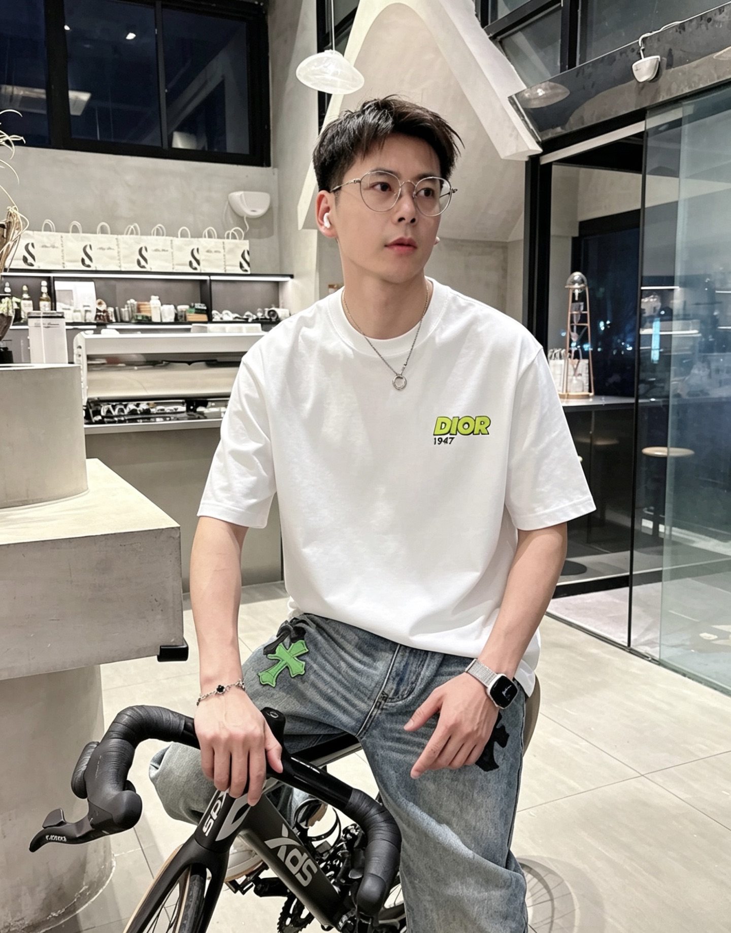 NO:935288,DIo* Dior ss26 new summer style round neck short-sleeved T-shirt with printed pattern on the chest is a must-have for fashionistas!  Customized 220g high-weight mercerized fabric, with a delicate feel and good skin-friendliness. The smart digital logo on the chest is exquisite and stylish, simple, medium and high-end, casual version. The upper body is super age-reducing. The size is M-XXXL, dior, dior, T-shirt, tees, t-shirt,19860909DIo*迪奥 ss26夏季新款 胸前印花图案圆领短袖T恤,更是时尚达人必须入手的一件！定制220g高克重丝光面料 ,手感细腻 亲肤性很好.胸前智能数码logo精致有型,简约中满高级感,休闲版型 上身超级减龄 码数M-XXXL,,dior,dior,T-shirt,tees，t-shirt,,Men's clothing