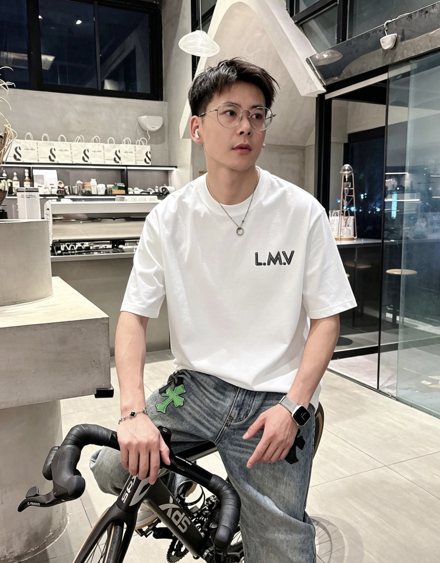 NO:935290,LV*Louis ss26 new summer style round neck short-sleeved T-shirt with printed pattern on the chest is a must-have for fashionistas!  Customized 220g high-weight mercerized fabric, with delicate hand feel and good skin-friendliness. The smart digital logo on the chest is exquisite and stylish, simple, medium and high-end, casual version. The upper body is super age-reducing. The code number is M-XXXL, louis vuitton, louis vuitton, T-shirt, tees, t-shirt,19860909LV*路易 ss26夏季新款 胸前印花图案圆领短袖T恤,更是时尚达人必须入手的一件！定制220g高克重丝光面料 ,手感细腻 亲肤性很好.胸前智能数码logo精致有型,简约中满高级感,休闲版型 上身超级减龄 码数M-XXXL,,louis vuitton,louis vuitton,T-shirt,tees，t-shirt,,Men's clothing