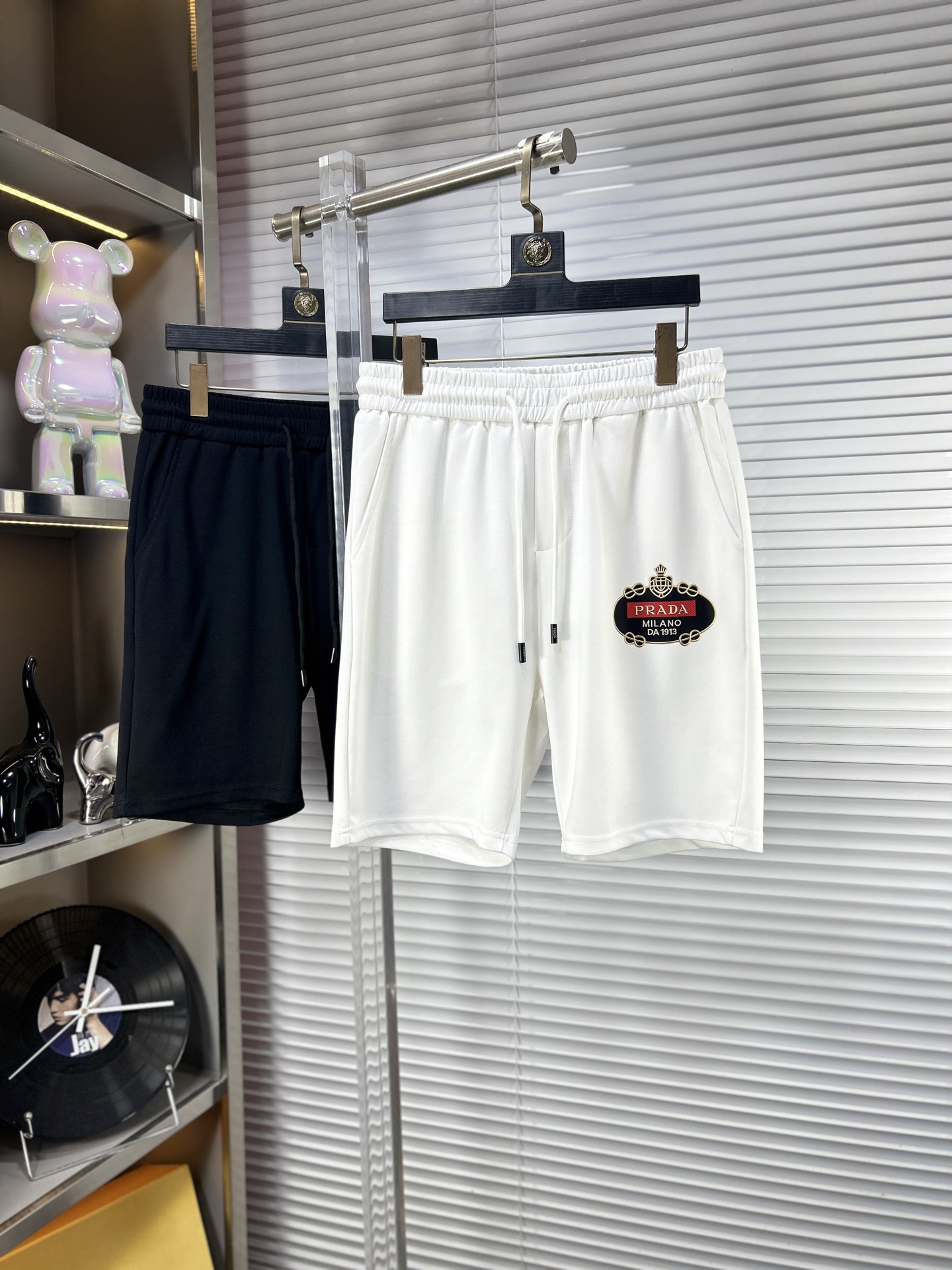 NO:864083,Prad* Prada ss26 early spring and summer men's casual shorts are a versatile item. The elastic waist drawstring design has a soft feel and good shape retention. The low-elastic structure makes the pants just right and not easy to wrinkle!  Code number M-XXXL,,prada,prada,shorts,19860909Prad*普拉达 ss26早春夏款男士休闲短裤,堪称百搭单品,弹性松紧腰边抽绳设计,手感柔软、保型性好、低弹丝的构造使裤身弹性恰到好处,并且不易起皱！码数M-XXXL,,prada,prada,shorts,,Men's clothing