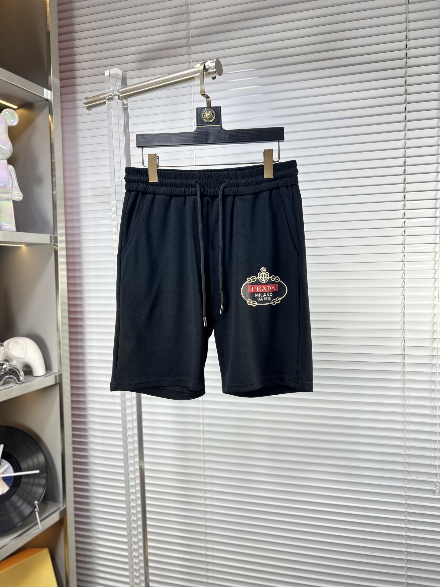 NO:864059,Prad* Prada ss26 early spring and summer men's casual shorts are a versatile item. The elastic waist drawstring design has a soft feel and good shape retention. The low-elastic structure makes the pants just right and not easy to wrinkle!  Code number M-XXXL,,prada,prada,shorts,19860909Prad*普拉达 ss26早春夏款男士休闲短裤,堪称百搭单品,弹性松紧腰边抽绳设计,手感柔软、保型性好、低弹丝的构造使裤身弹性恰到好处,并且不易起皱！码数M-XXXL,,prada,prada,shorts,,Men's clothing