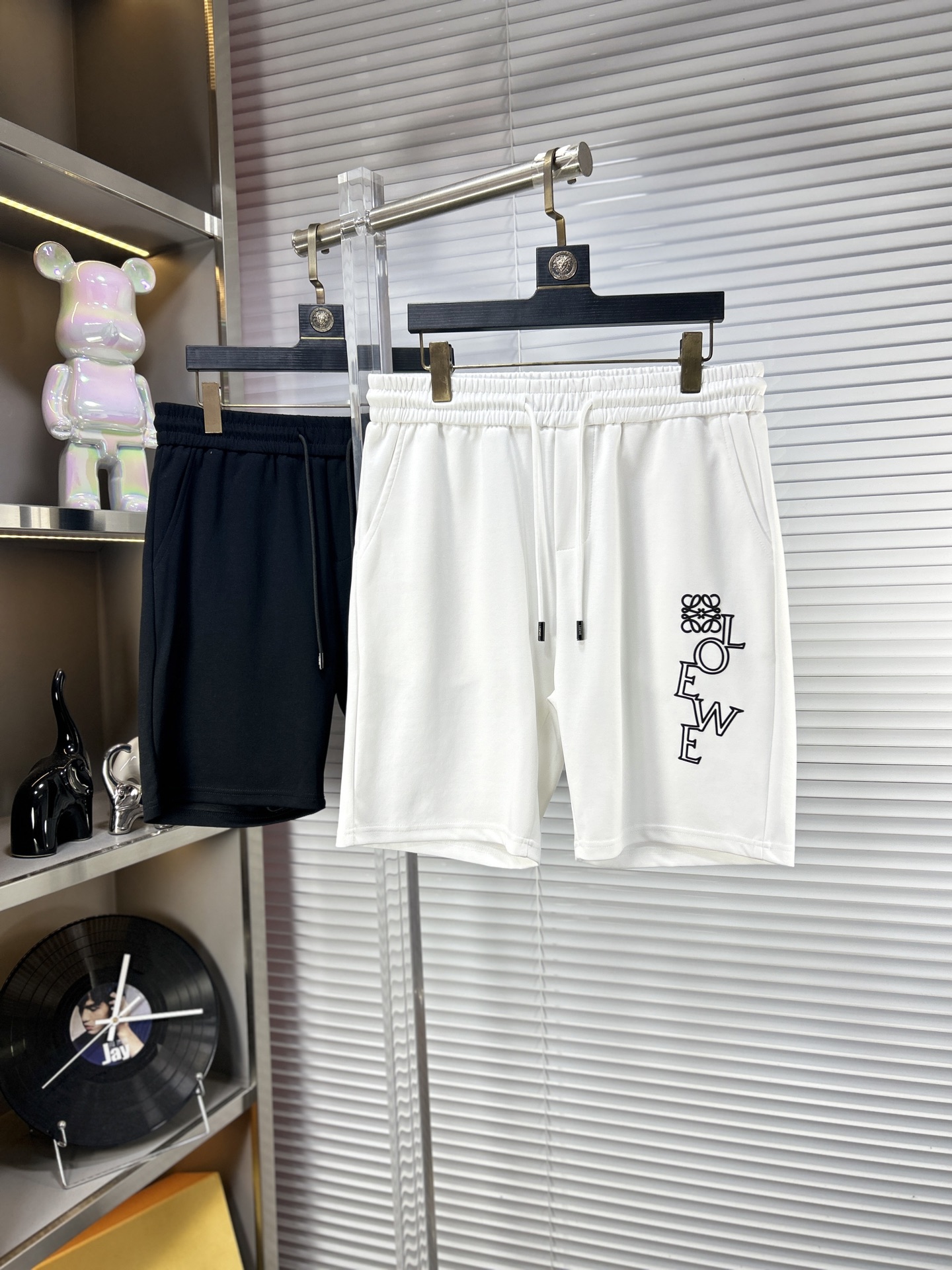 NO:864017,Loew* Loewe ss26 early spring and summer men's casual shorts are a versatile item. The elastic waist drawstring design has a soft feel and good shape retention. The low-elastic structure makes the pants just right and not easy to wrinkle!  Code number M-XXXL,,loewe,loewe,shorts,19860909Loew*罗意威 ss26早春夏款男士休闲短裤,堪称百搭单品,弹性松紧腰边抽绳设计,手感柔软、保型性好、低弹丝的构造使裤身弹性恰到好处,并且不易起皱！码数M-XXXL,,loewe,loewe,shorts,,Men's clothing