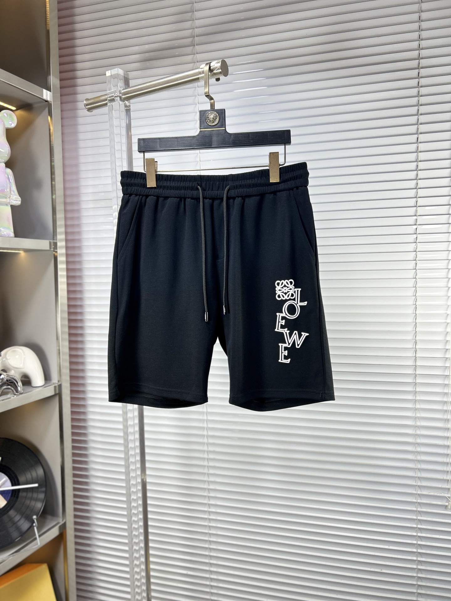 NO:864108,Loew* Loewe ss26 early spring and summer men's casual shorts are a versatile item. The elastic waist drawstring design has a soft feel and good shape retention. The low-elastic structure makes the pants just right and not easy to wrinkle!  Code number M-XXXL,,loewe,loewe,shorts,19860909Loew*罗意威 ss26早春夏款男士休闲短裤,堪称百搭单品,弹性松紧腰边抽绳设计,手感柔软、保型性好、低弹丝的构造使裤身弹性恰到好处,并且不易起皱！码数M-XXXL,,loewe,loewe,shorts,,Men's clothing