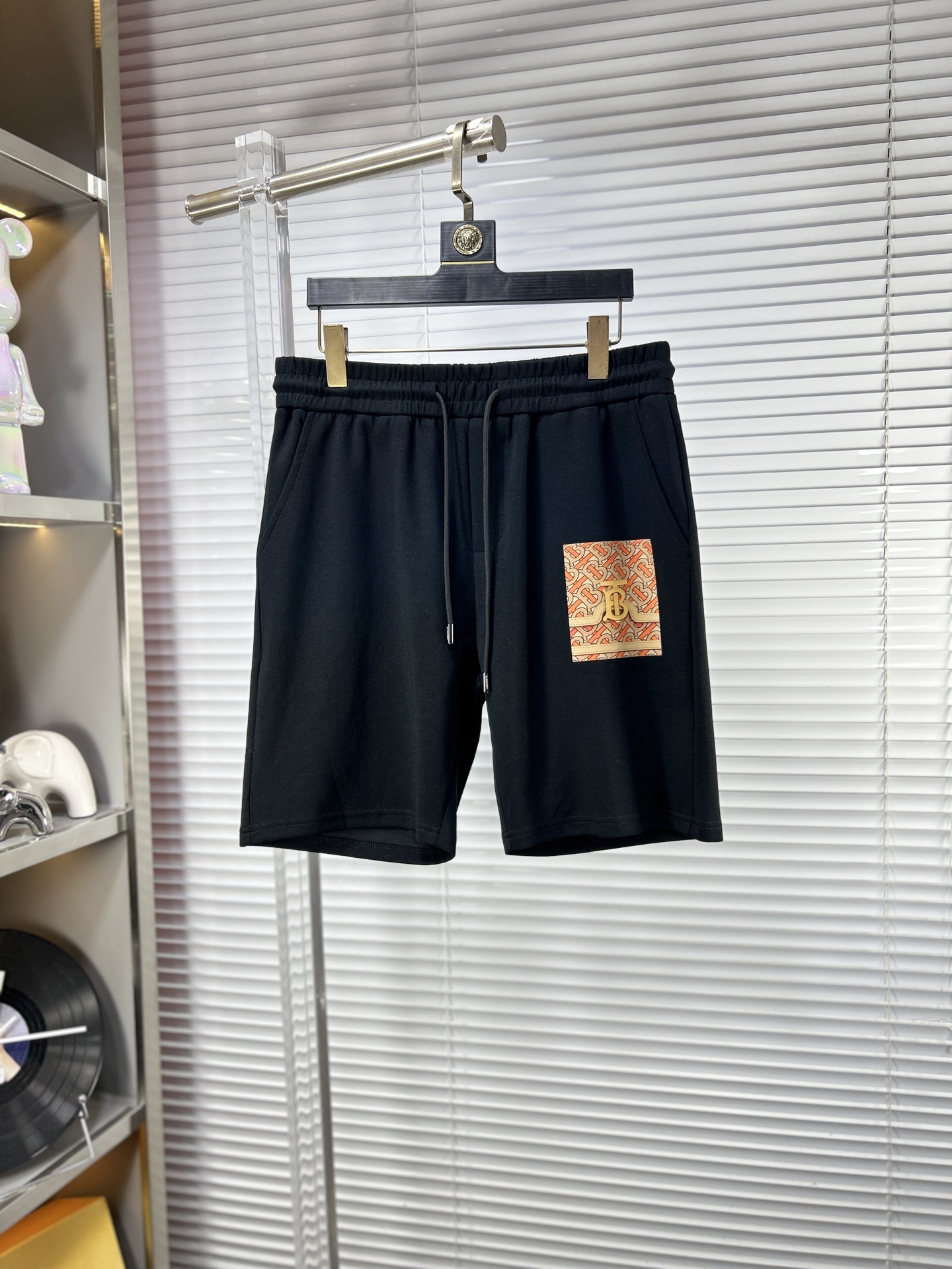 NO:864037,BBR*Burberry ss26 men's casual shorts for early spring and summer are a versatile item. The elastic waistband design has a soft feel and good shape retention. The low-elastic structure makes the pants just right and not easy to wrinkle!  Size M-XXXL,,burberry,shorts,19860909BBR*巴宝莉 ss26早春夏款男士休闲短裤,堪称百搭单品,弹性松紧腰边抽绳设计,手感柔软、保型性好、低弹丝的构造使裤身弹性恰到好处,并且不易起皱！码数M-XXXL,,burberry,shorts,,Men's clothing