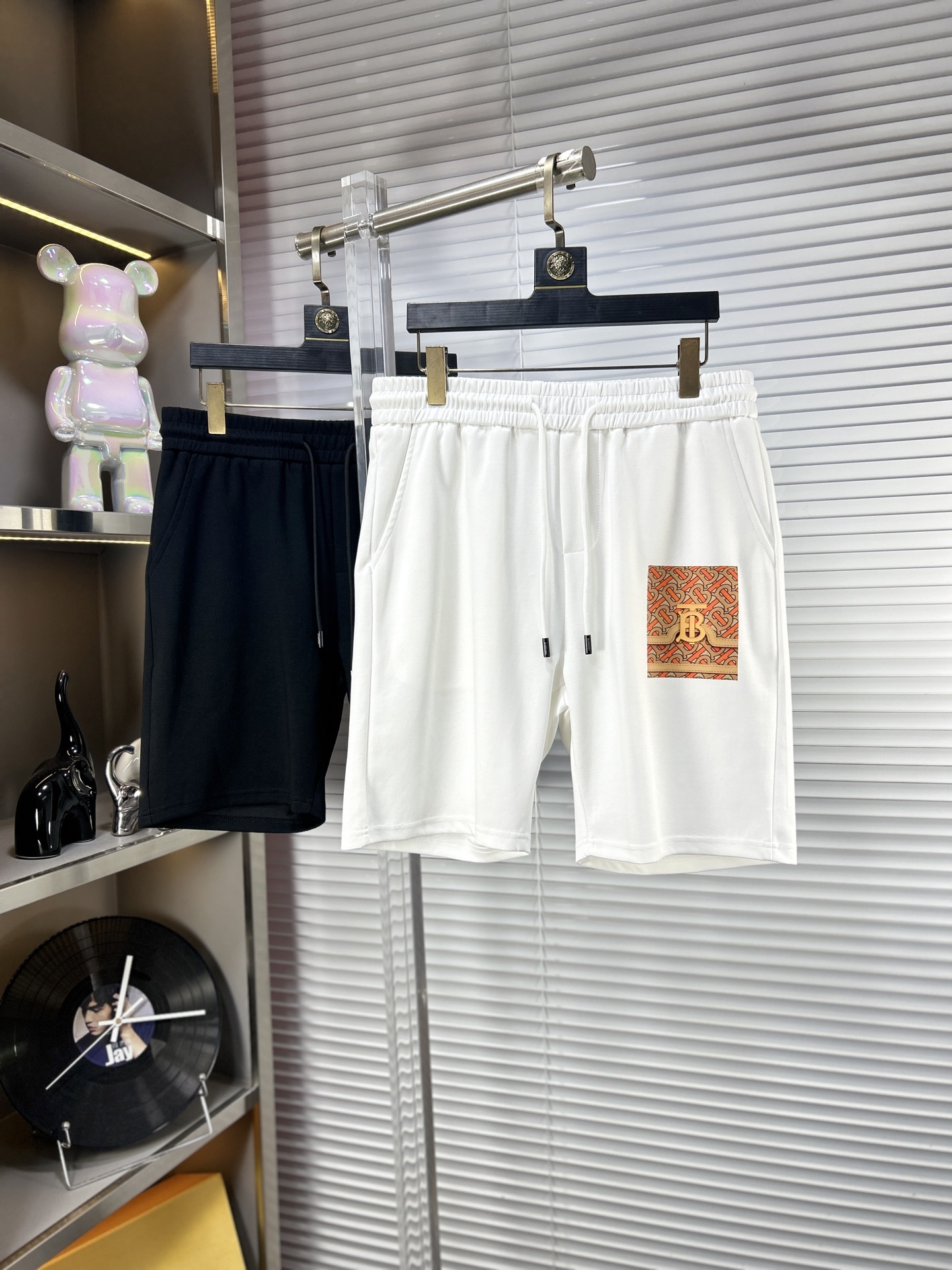 NO:864056,BBR*Burberry ss26 men's casual shorts for early spring and summer are a versatile item. The elastic waistband design has a soft feel and good shape retention. The low-elastic structure makes the pants just right and not easy to wrinkle!  Size M-XXXL,,burberry,shorts,19860909BBR*巴宝莉 ss26早春夏款男士休闲短裤,堪称百搭单品,弹性松紧腰边抽绳设计,手感柔软、保型性好、低弹丝的构造使裤身弹性恰到好处,并且不易起皱！码数M-XXXL,,burberry,shorts,,Men's clothing