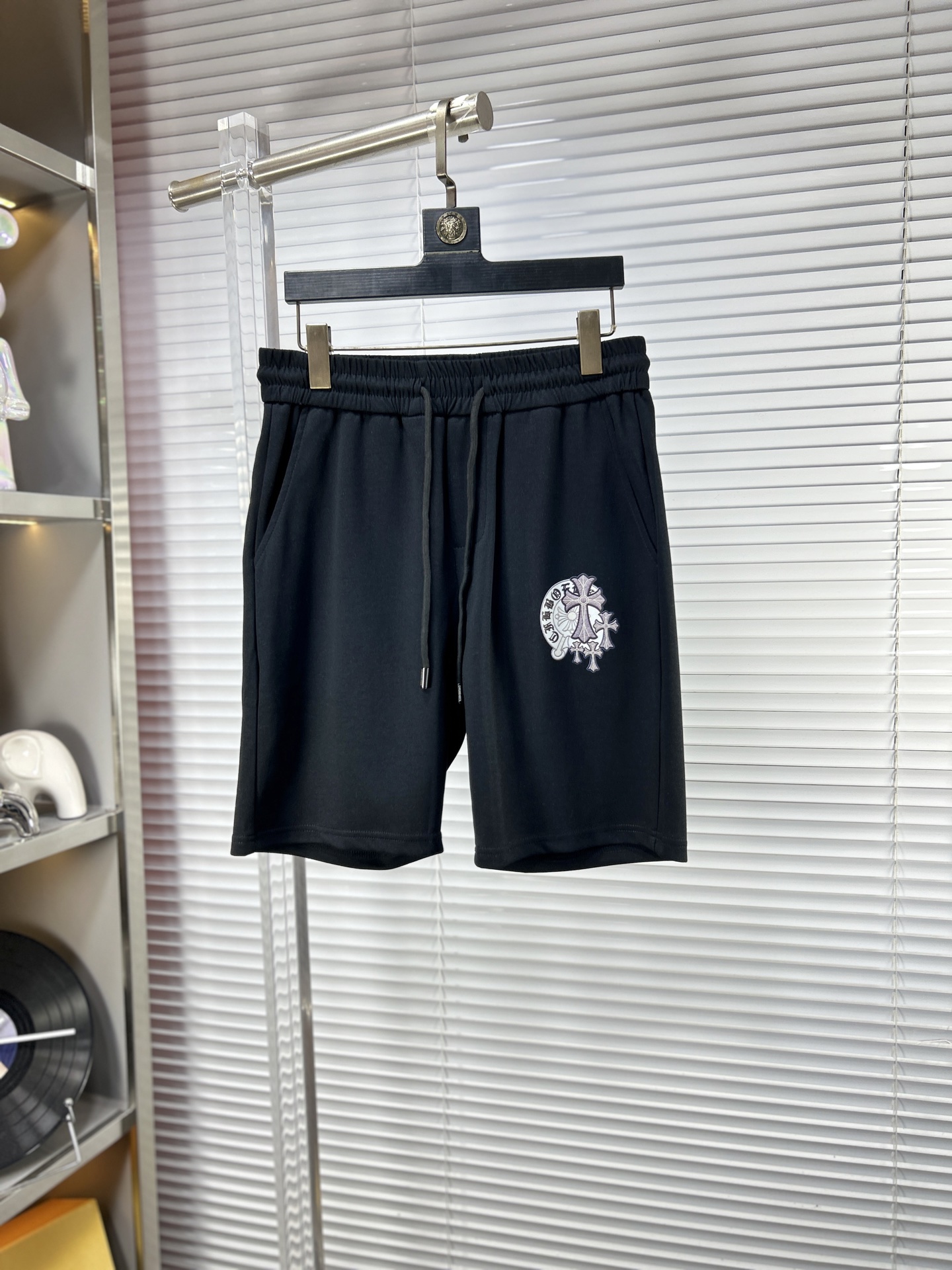 NO:864079,Chro* SS26 men's casual shorts for early spring and summer are a versatile item. The elastic waist drawstring design has a soft feel and good shape retention. The low-elastic structure makes the pants just right and not easy to wrinkle!  Code number M-XXXL,,chrome hearts,shorts,19860909Chro*克罗心 ss26早春夏款男士休闲短裤,堪称百搭单品,弹性松紧腰边抽绳设计,手感柔软、保型性好、低弹丝的构造使裤身弹性恰到好处,并且不易起皱！码数M-XXXL,,chrome hearts,shorts,,Men's clothing