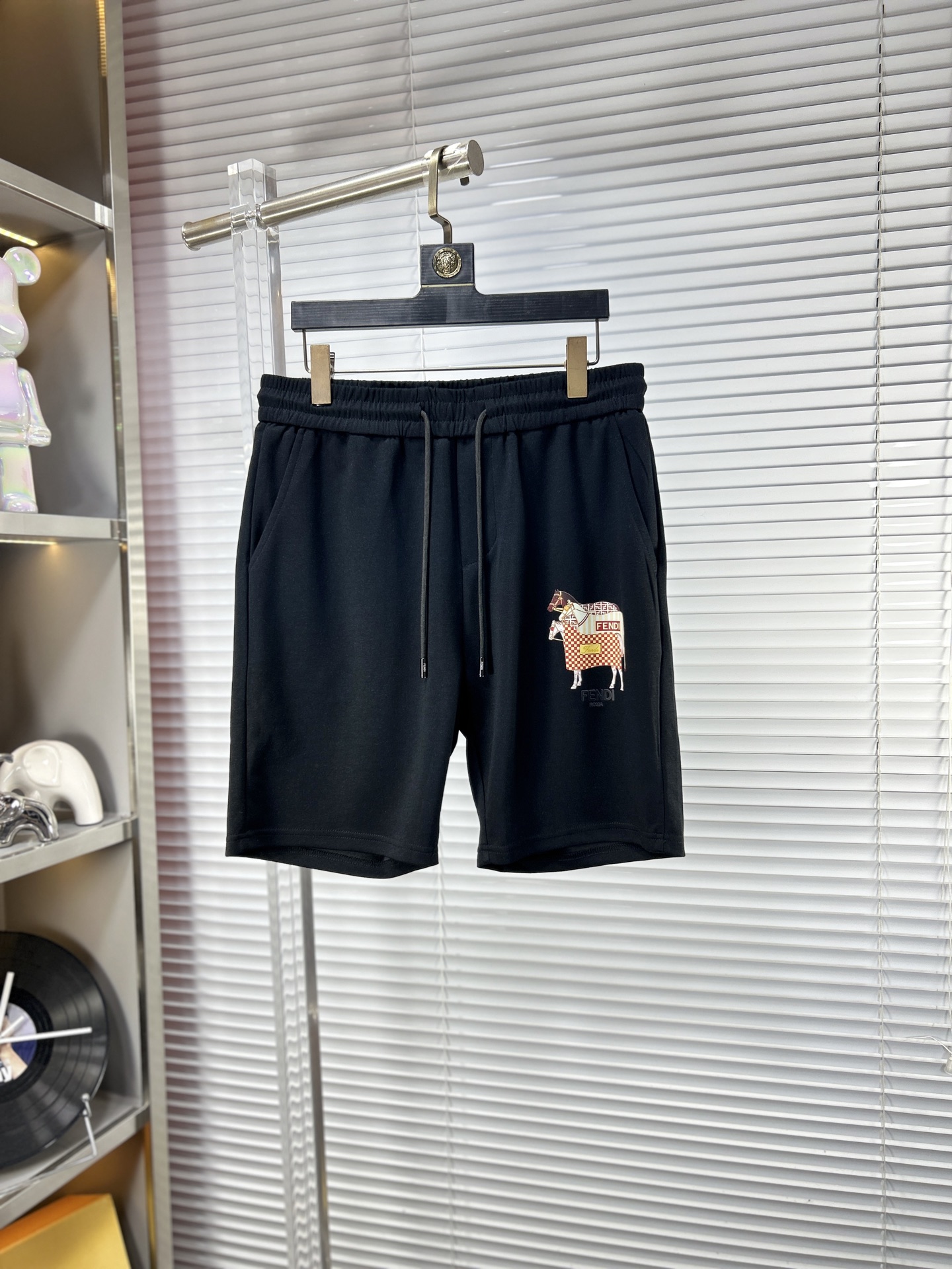 NO:864128,Fend* Fendi ss26 early spring and summer men's casual shorts are a versatile item. The elastic waist drawstring design has a soft feel and good shape retention. The low-elastic structure makes the pants just right and not easy to wrinkle!  Code number M-XXXL,,fendi,fendi,shorts,19860909Fend*芬迪 ss26早春夏款男士休闲短裤,堪称百搭单品,弹性松紧腰边抽绳设计,手感柔软、保型性好、低弹丝的构造使裤身弹性恰到好处,并且不易起皱！码数M-XXXL,,fendi,fendi,shorts,,Men's clothing