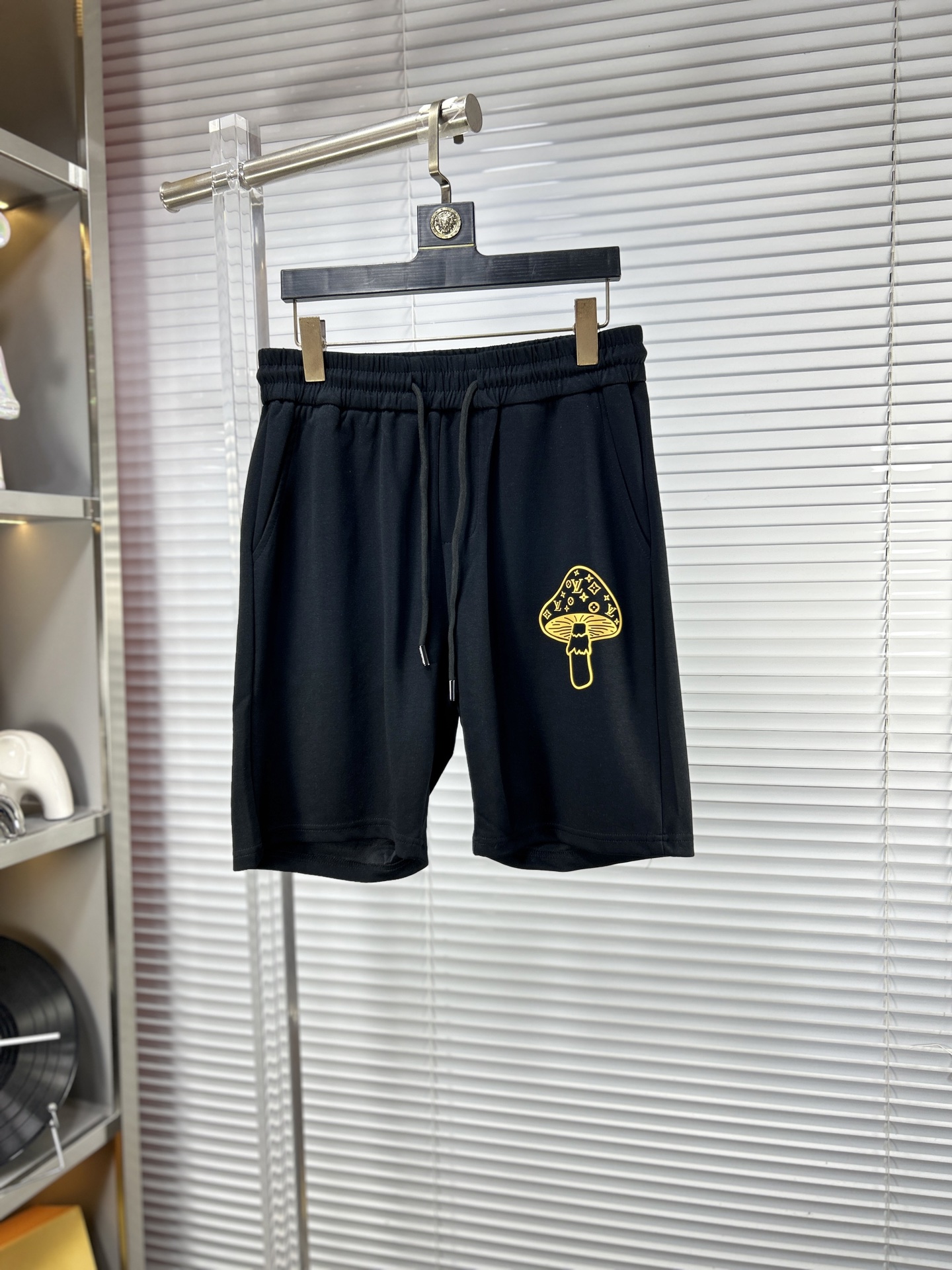 NO:864177,LV* Louis SS26 new summer men's casual shorts are a versatile item. The elastic waist drawstring design has a soft feel and good shape retention. The low-elastic structure makes the pants just right and not easy to wrinkle!  Size M-XXXL,,louis vuitton,louis vuitton,shorts,19860909LV*路易 ss26夏季新款男士休闲短裤,堪称百搭单品,弹性松紧腰边抽绳设计,手感柔软、保型性好、低弹丝的构造使裤身弹性恰到好处,并且不易起皱！码数M-XXXL,,louis vuitton,louis vuitton,shorts,,Men's clothing