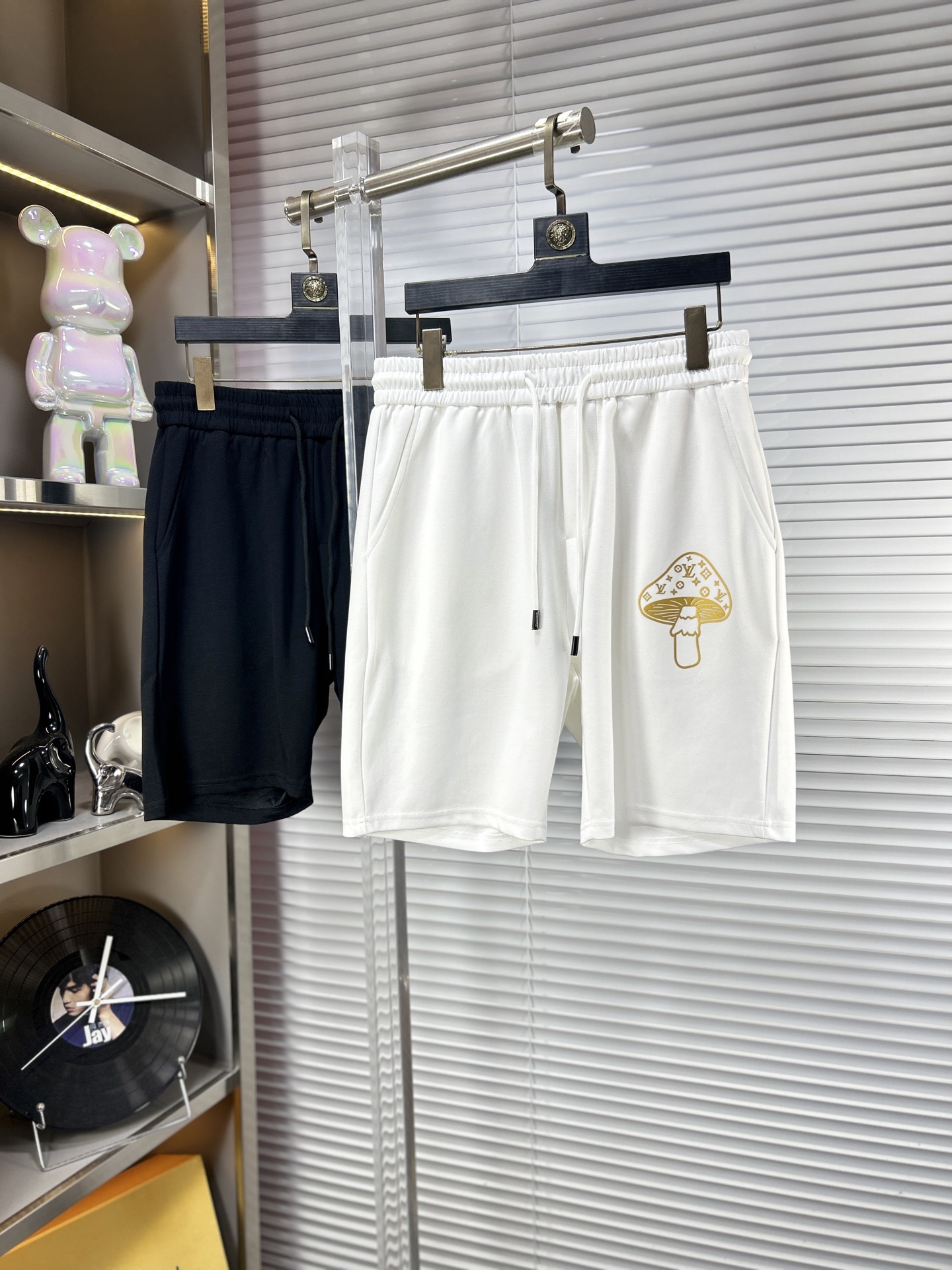 NO:864197,LV* Louis SS26 new summer men's casual shorts are a versatile item. The elastic waist drawstring design has a soft feel and good shape retention. The low-elastic structure makes the pants just right and not easy to wrinkle!  Size M-XXXL,,louis vuitton,louis vuitton,shorts,19860909LV*路易 ss26夏季新款男士休闲短裤,堪称百搭单品,弹性松紧腰边抽绳设计,手感柔软、保型性好、低弹丝的构造使裤身弹性恰到好处,并且不易起皱！码数M-XXXL,,louis vuitton,louis vuitton,shorts,,Men's clothing