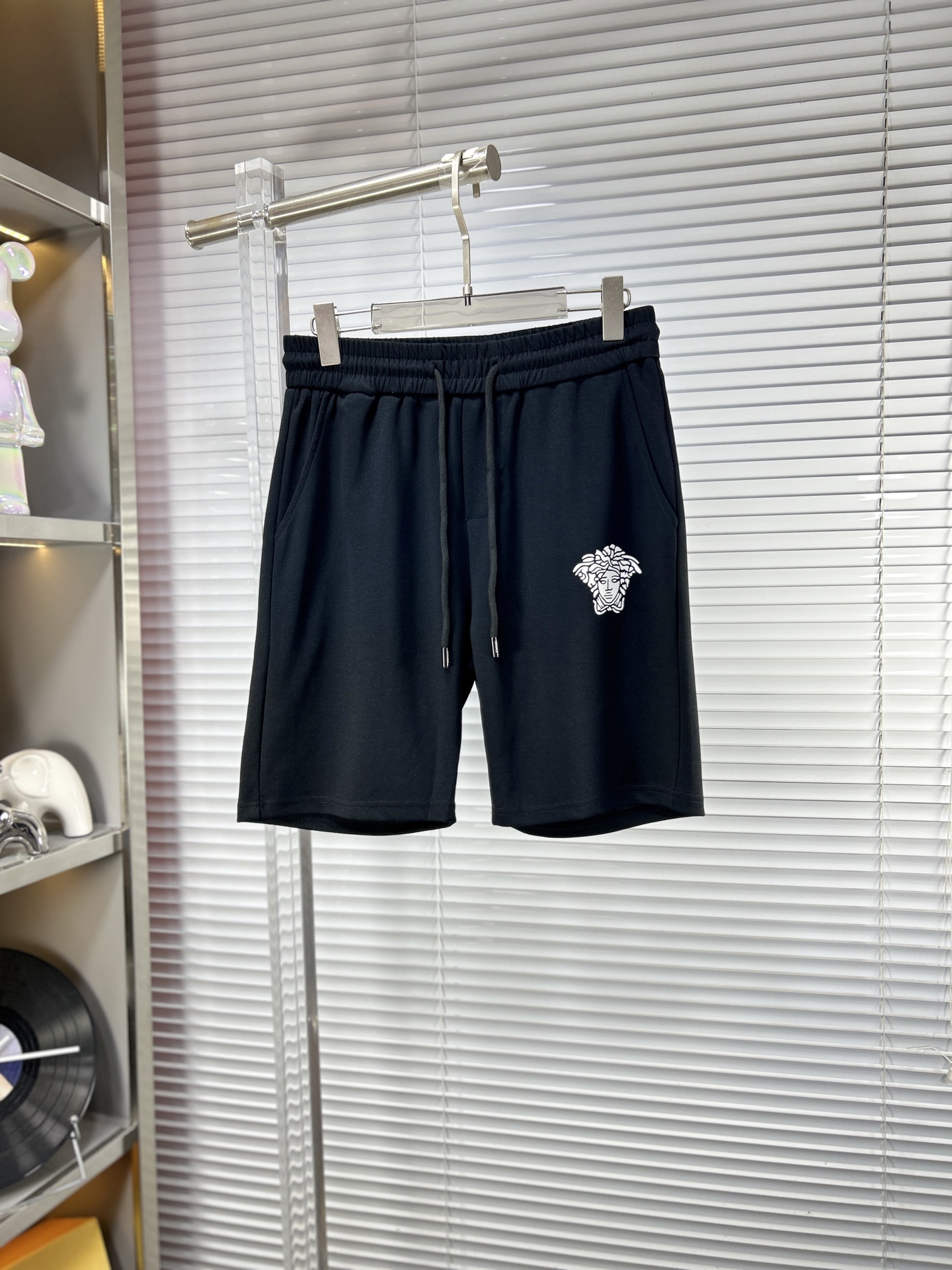 NO:864218,Vers* Versace ss26 new summer men's casual shorts are a versatile item. The elastic waist drawstring design has a soft feel and good shape retention. The low-elastic structure makes the pants just right and not easy to wrinkle!  Code number M-XXXL,,versace,versace,shorts,19860909Vers*范思哲 ss26夏季新款男士休闲短裤,堪称百搭单品,弹性松紧腰边抽绳设计,手感柔软、保型性好、低弹丝的构造使裤身弹性恰到好处,并且不易起皱！码数M-XXXL,,versace,versace,shorts,,Men's clothing