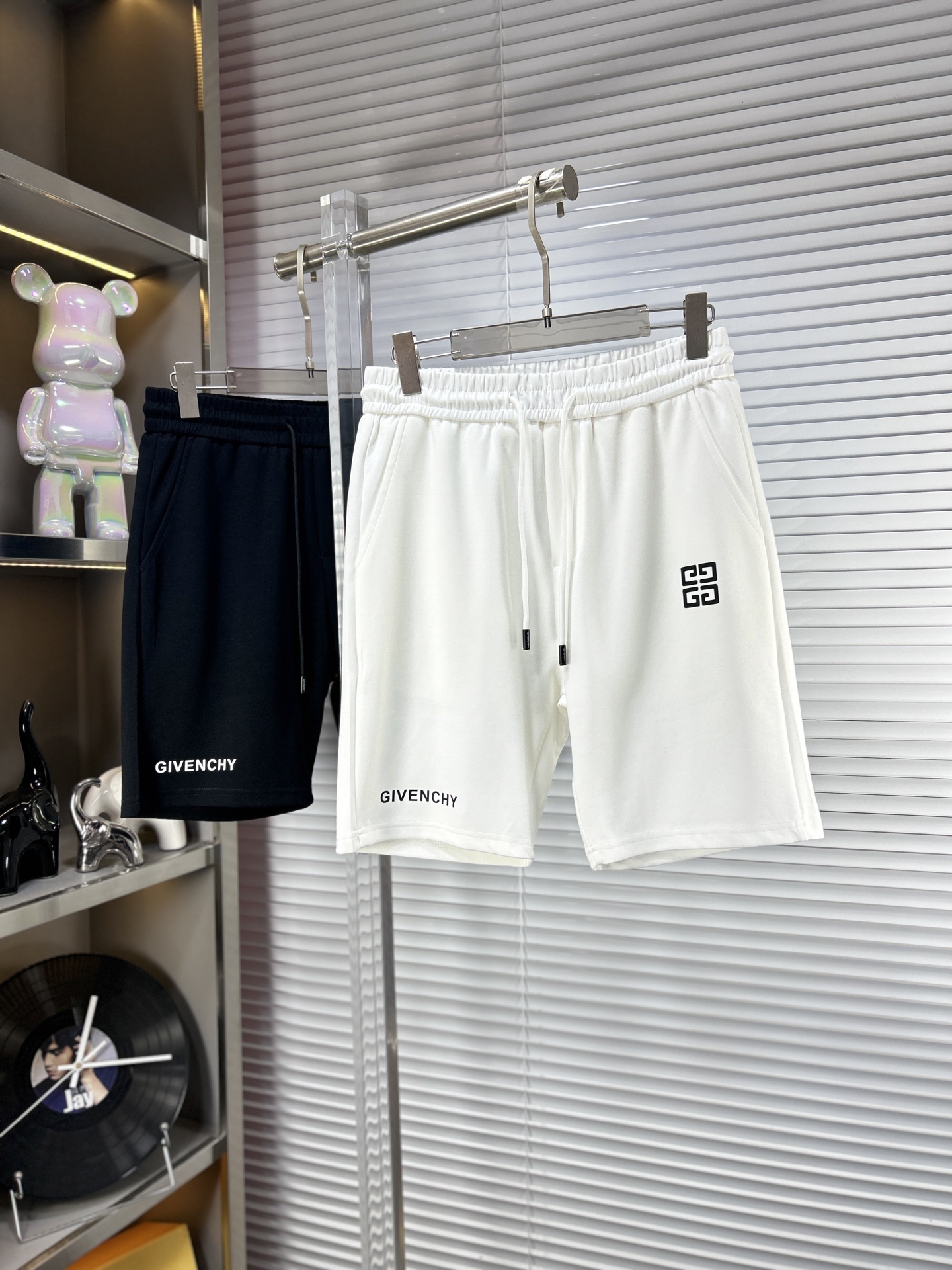 NO:864165,Giv*Givenchy ss26 new summer men's casual shorts are a versatile item. The elastic waist drawstring design has a soft feel and good shape retention. The low-elastic structure makes the pants just right and not easy to wrinkle!  Code number M-XXXL,,givenchy,shorts,19860909Giv*纪梵希 ss26夏季新款男士休闲短裤,堪称百搭单品,弹性松紧腰边抽绳设计,手感柔软、保型性好、低弹丝的构造使裤身弹性恰到好处,并且不易起皱！码数M-XXXL,,givenchy,shorts,,Men's clothing