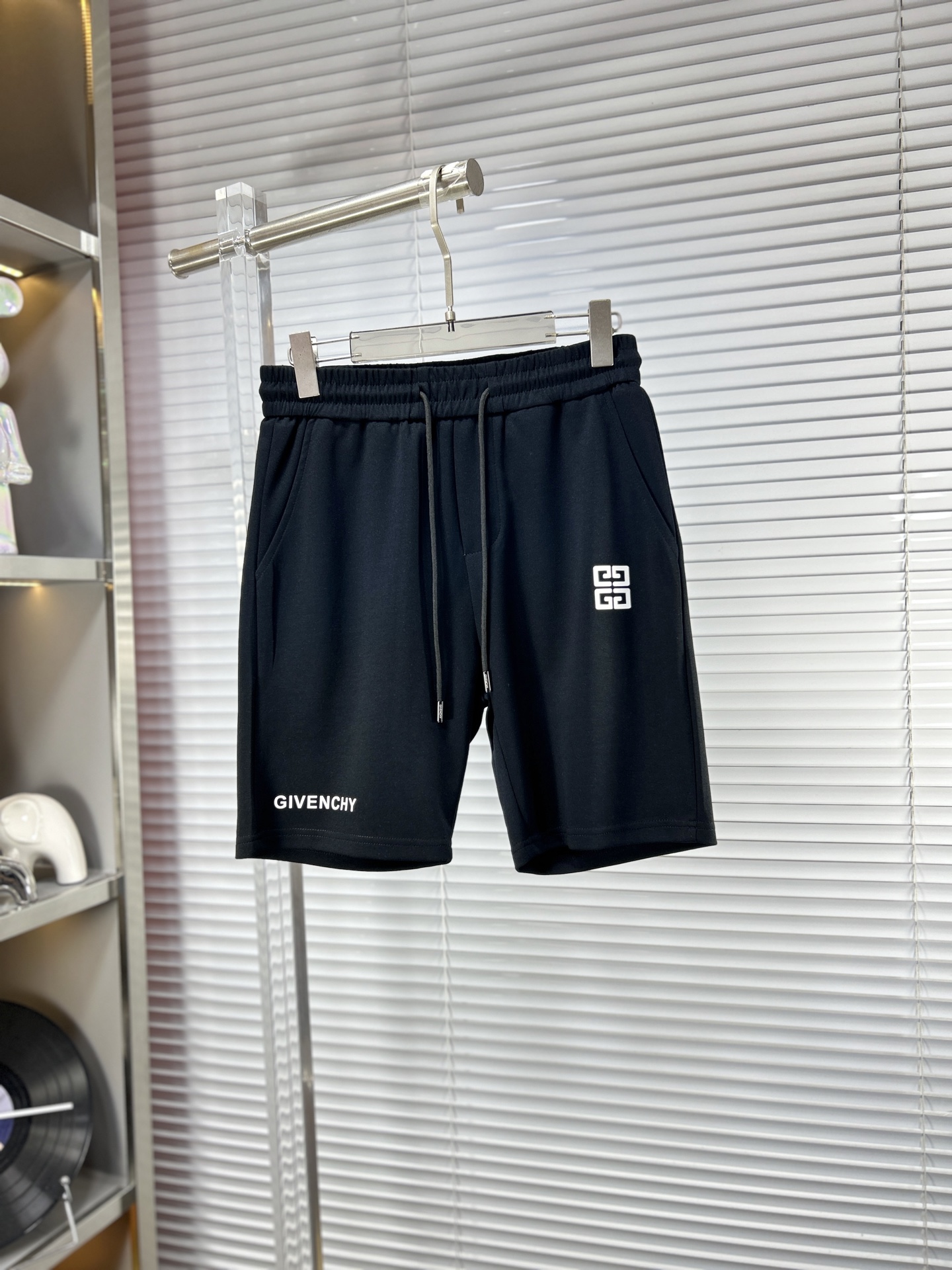NO:864138,Giv*Givenchy ss26 new summer men's casual shorts are a versatile item. The elastic waist drawstring design has a soft feel and good shape retention. The low-elastic structure makes the pants just right and not easy to wrinkle!  Code number M-XXXL,,givenchy,shorts,19860909Giv*纪梵希 ss26夏季新款男士休闲短裤,堪称百搭单品,弹性松紧腰边抽绳设计,手感柔软、保型性好、低弹丝的构造使裤身弹性恰到好处,并且不易起皱！码数M-XXXL,,givenchy,shorts,,Men's clothing