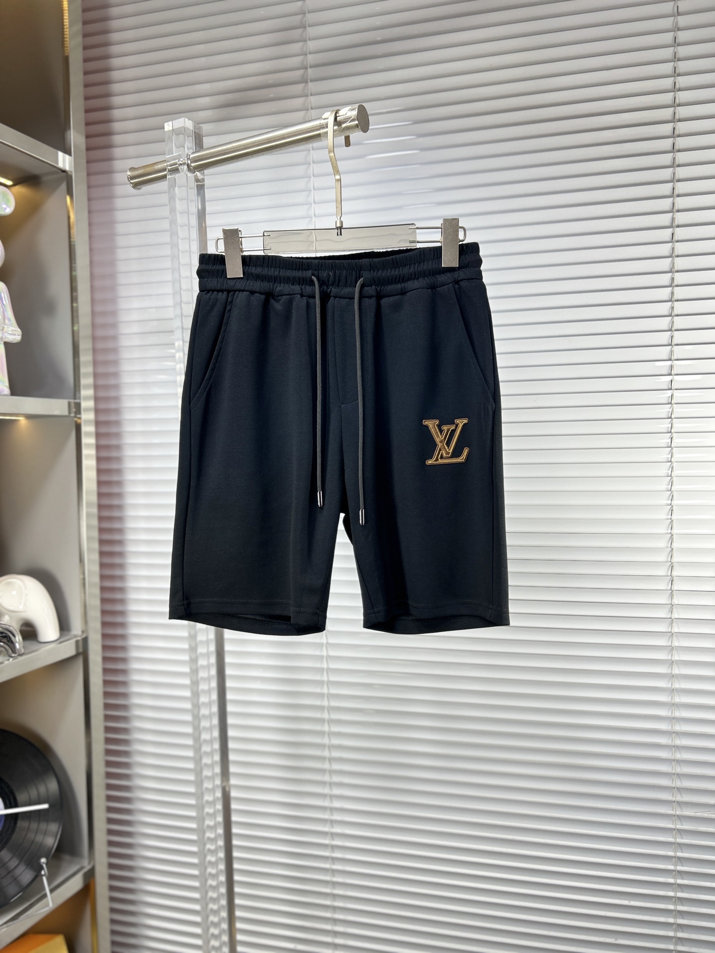 NO:914010,LV* Louis SS26 new summer men's casual shorts are a versatile item. The elastic waist drawstring design has a soft feel and good shape retention. The low-elastic structure makes the pants just right and not easy to wrinkle!  Size M-XXXL,,louis vuitton,louis vuitton,shorts,19860909LV*路易 ss26夏季新款男士休闲短裤,堪称百搭单品,弹性松紧腰边抽绳设计,手感柔软、保型性好、低弹丝的构造使裤身弹性恰到好处,并且不易起皱！码数M-XXXL,,louis vuitton,louis vuitton,shorts,,Men's clothing