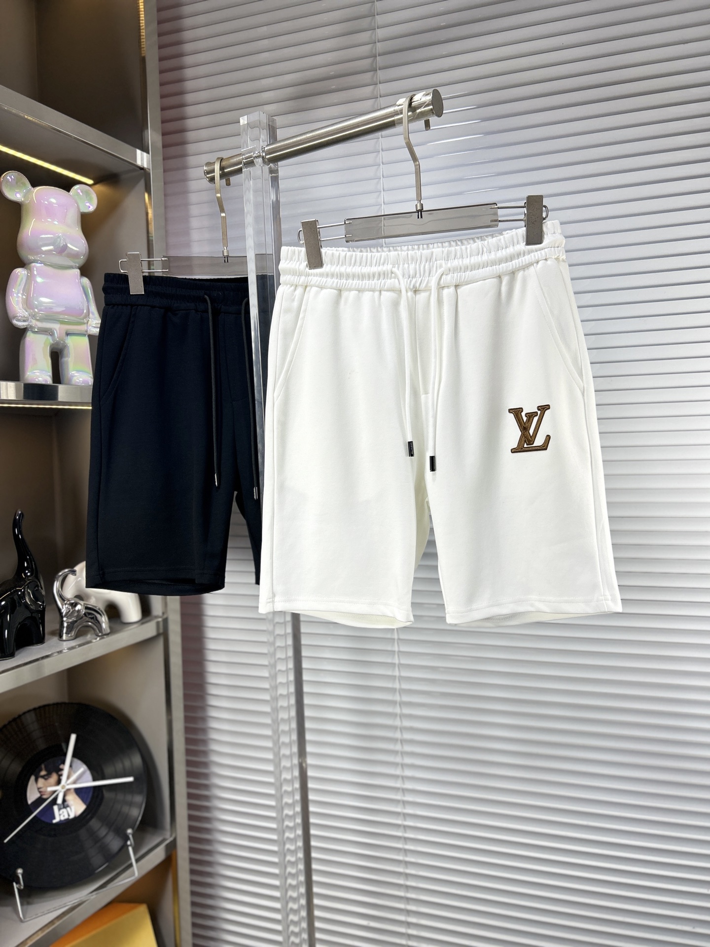 NO:872503,LV* Louis SS26 new summer men's casual shorts are a versatile item. The elastic waist drawstring design has a soft feel and good shape retention. The low-elastic structure makes the pants just right and not easy to wrinkle!  Size M-XXXL,,louis vuitton,louis vuitton,shorts,19860909LV*路易 ss26夏季新款男士休闲短裤,堪称百搭单品,弹性松紧腰边抽绳设计,手感柔软、保型性好、低弹丝的构造使裤身弹性恰到好处,并且不易起皱！码数M-XXXL,,louis vuitton,louis vuitton,shorts,,Men's clothing
