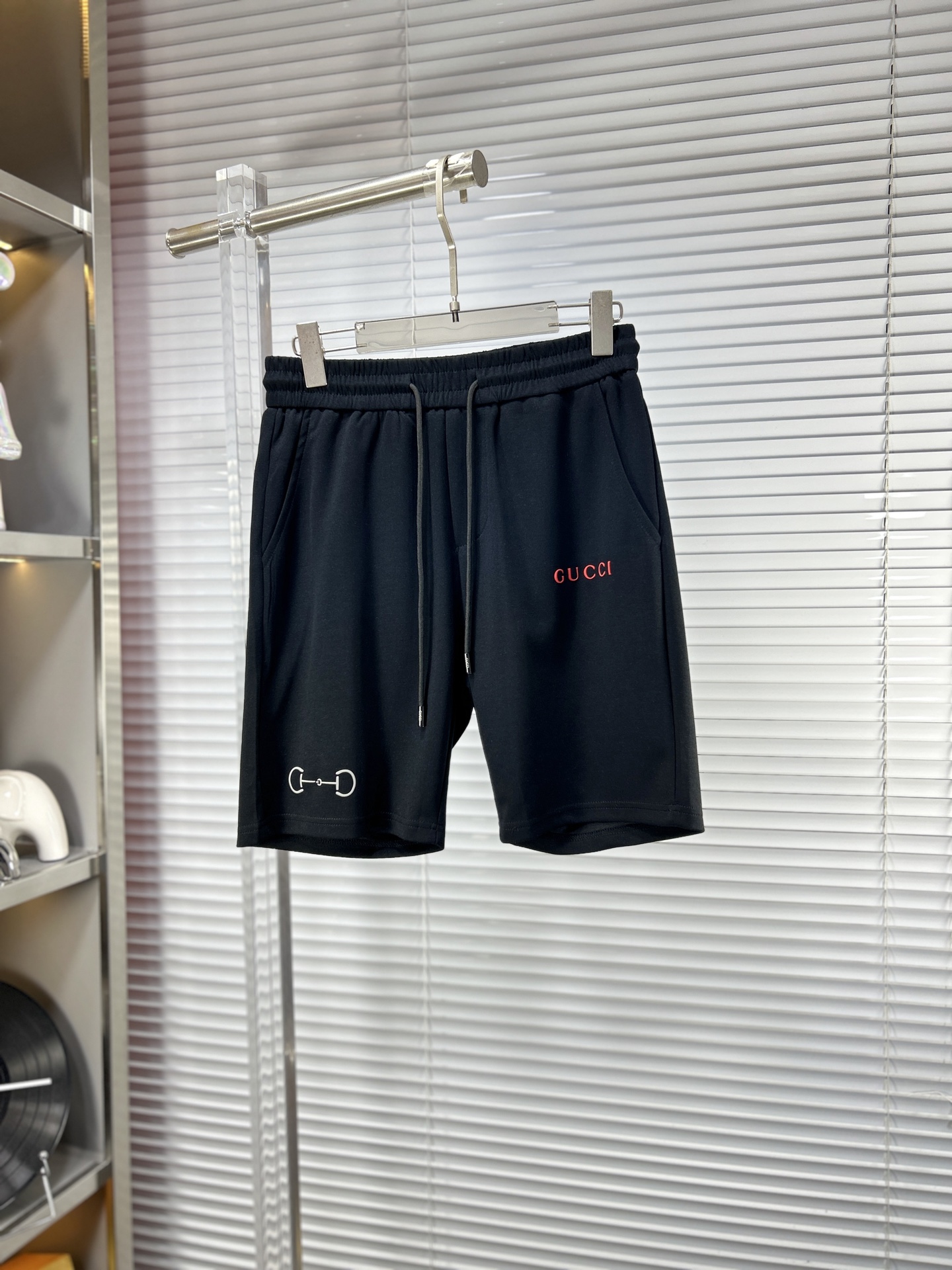 NO:914035,Gucc* Gucci ss26 new summer men's casual shorts are a versatile item. The elastic waist drawstring design has a soft feel and good shape retention. The low-elastic structure makes the pants just right and not easy to wrinkle!  Size M-XXXL,,gucci,shorts,19860909Gucc*古奇 ss26夏季新款男士休闲短裤,堪称百搭单品,弹性松紧腰边抽绳设计,手感柔软、保型性好、低弹丝的构造使裤身弹性恰到好处,并且不易起皱！码数M-XXXL,,gucci,shorts,,Men's clothing