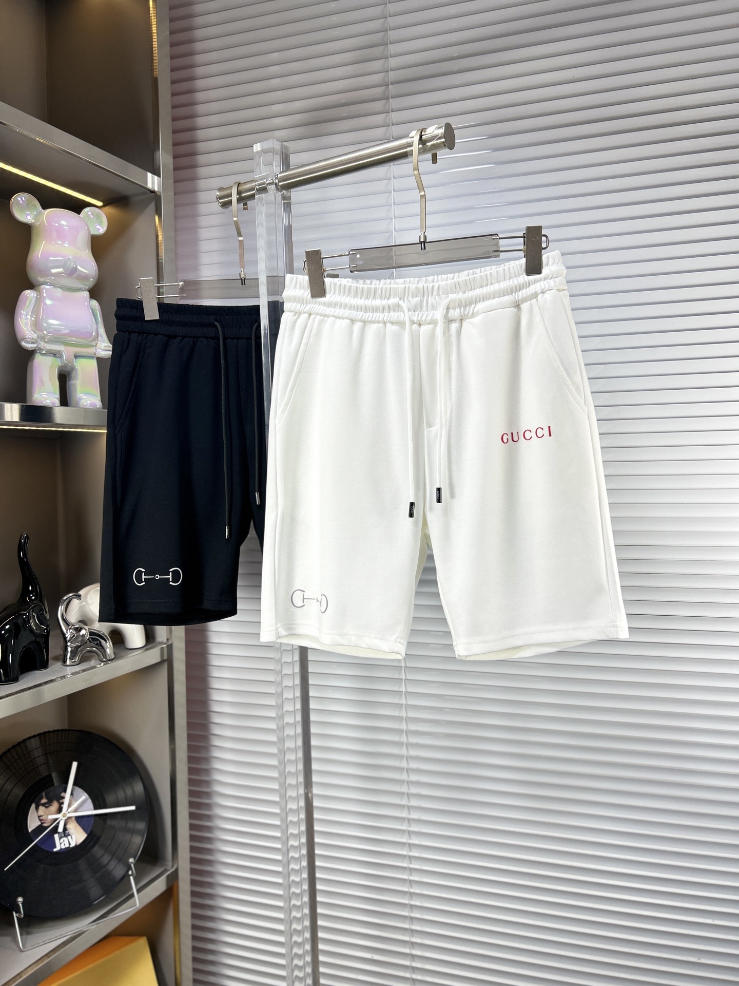 NO:872509,Gucc* Gucci ss26 new summer men's casual shorts are a versatile item. The elastic waist drawstring design has a soft feel and good shape retention. The low-elastic structure makes the pants just right and not easy to wrinkle!  Size M-XXXL,,gucci,shorts,19860909Gucc*古奇 ss26夏季新款男士休闲短裤,堪称百搭单品,弹性松紧腰边抽绳设计,手感柔软、保型性好、低弹丝的构造使裤身弹性恰到好处,并且不易起皱！码数M-XXXL,,gucci,shorts,,Men's clothing