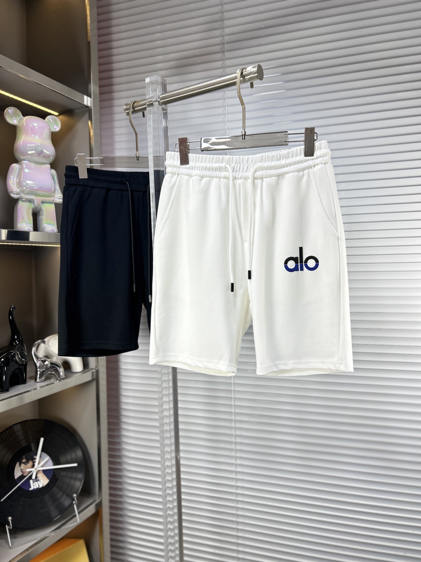 NO:872463,Alo* ss26 new summer men's casual shorts are a versatile item. The elastic waist drawstring design has a soft feel and good shape retention. The low-elastic structure makes the pants just right and not easy to wrinkle!  Code number M-XXXL,,shorts,19860909Alo* ss26夏季新款男士休闲短裤,堪称百搭单品,弹性松紧腰边抽绳设计,手感柔软、保型性好、低弹丝的构造使裤身弹性恰到好处,并且不易起皱！码数M-XXXL,,shorts,,Men's clothing