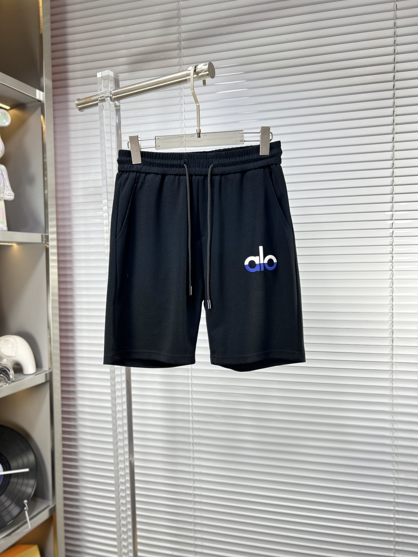 NO:914033,Alo* ss26 new summer men's casual shorts are a versatile item. The elastic waist drawstring design has a soft feel and good shape retention. The low-elastic structure makes the pants just right and not easy to wrinkle!  Code number M-XXXL,,shorts,19860909Alo* ss26夏季新款男士休闲短裤,堪称百搭单品,弹性松紧腰边抽绳设计,手感柔软、保型性好、低弹丝的构造使裤身弹性恰到好处,并且不易起皱！码数M-XXXL,,shorts,,Men's clothing