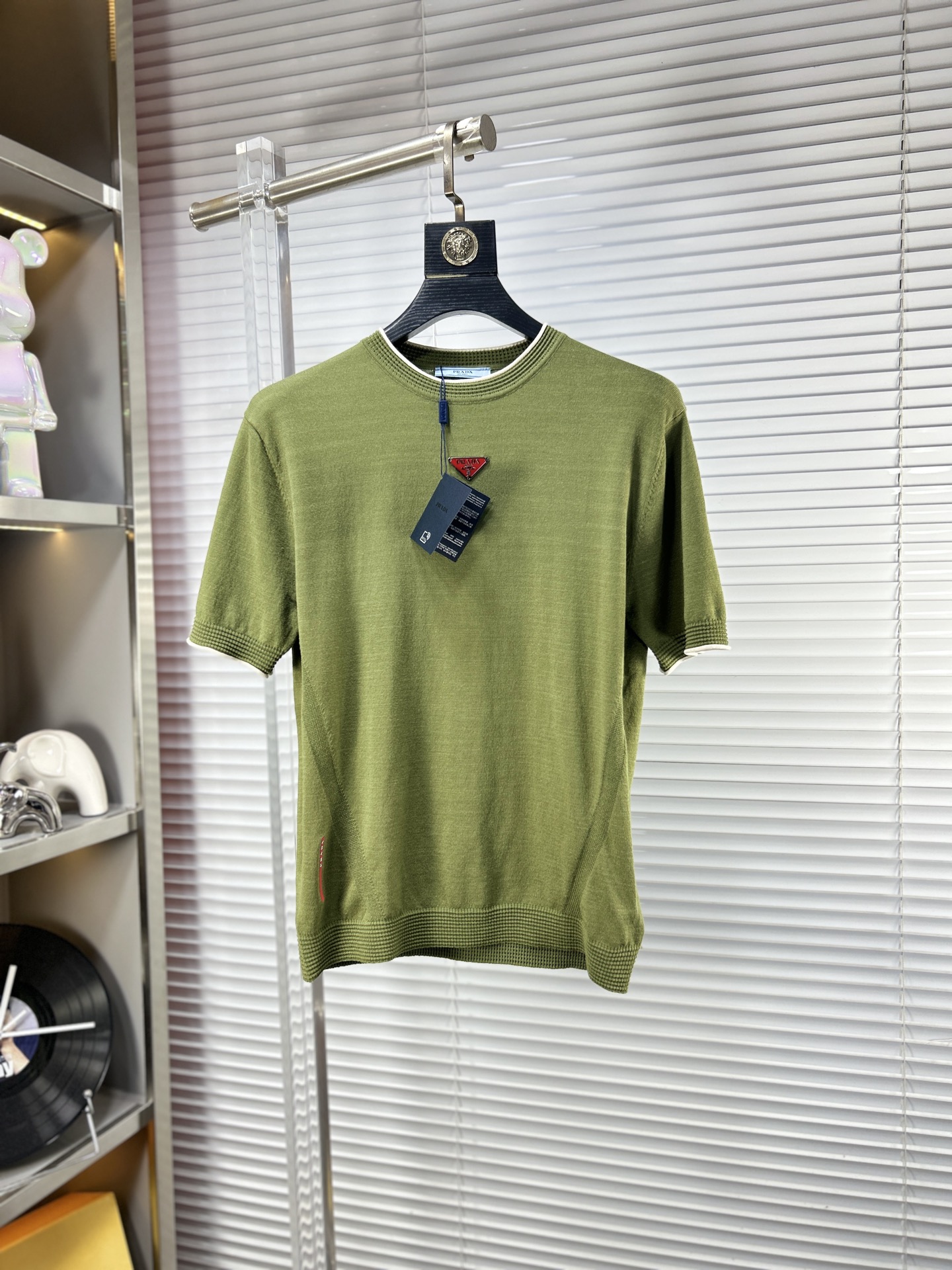 NO:918755,Prad*Prada ss26 new summer knitted sweater short-sleeve, the latest fashion model on the official website, synchronized with the official website, customized Yilite fabric at the counter!  Comfortable against the skin, durable and easy to wear, meticulous original craftsmanship, a must-have item for handsome men, exquisite craftsmanship. Sizes M-XXXL, prada, prada, sweaters, T-shirt,19860909Prad*普拉达 ss26夏季新款针织毛衣短袖,官网最新时尚款,官网同步,专柜定制伊力特面料！贴肤舒适,耐看又好穿,原厂工艺一丝不苟,型男必备单品,工艺精湛 尺码M-XXXL,,prada,prada,sweaters,T-shirt,,Men's clothing
