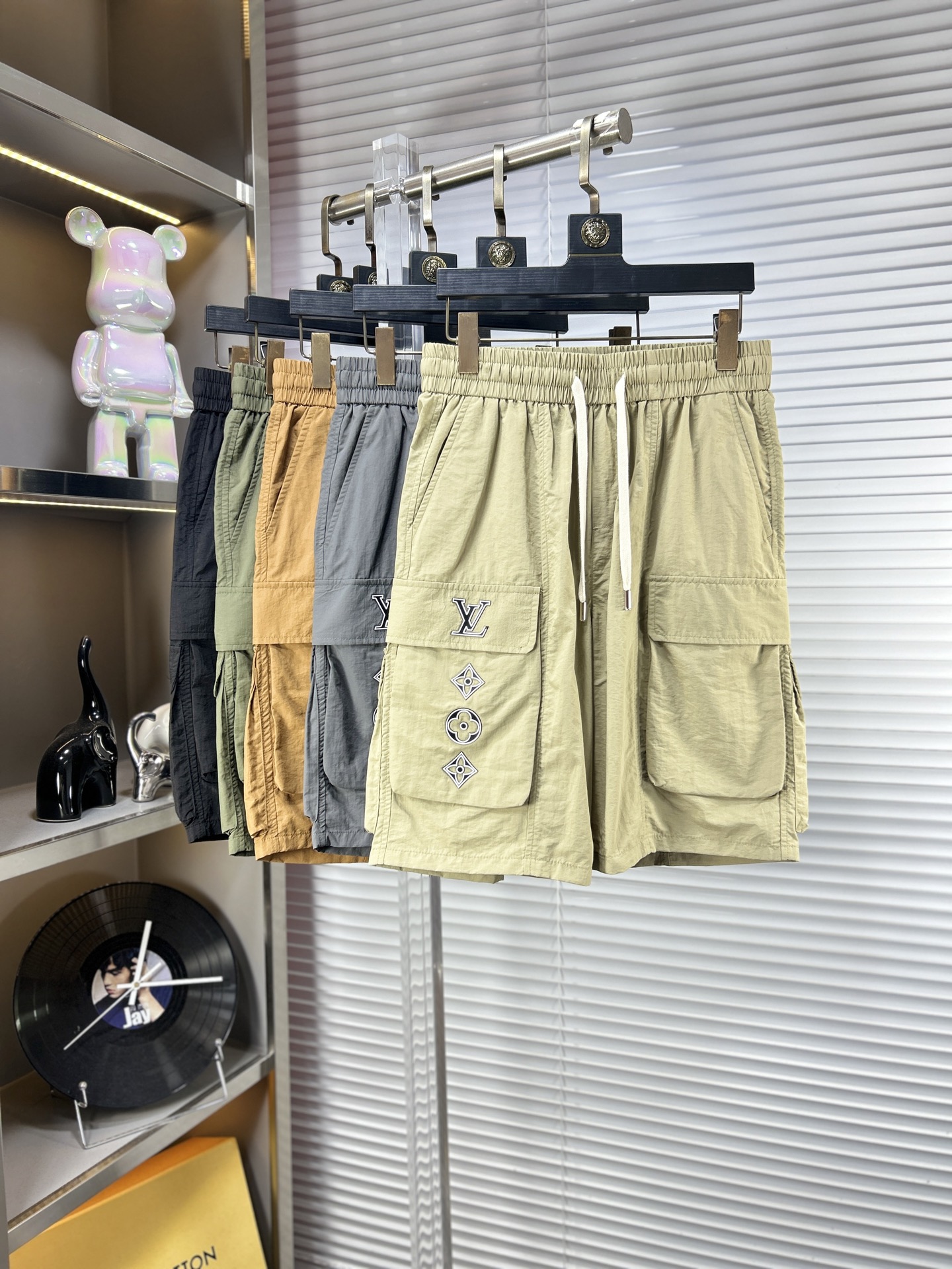 NO:927576,LV* Louis SS26 new summer men's casual shorts are a versatile item. The elastic waist drawstring design has good shape retention and the low-elastic structure makes the pants just right in elasticity and not easy to wrinkle!  m size M-4XL,,louis vuitton,louis vuitton,shorts,19860909LV*路易 ss26夏季新款男士休闲短裤,堪称百搭单品,弹性松紧腰边抽绳设计,保型性好、低弹丝的构造使裤身弹性恰到好处,并且不易起皱！m码数M-4XL,,louis vuitton,louis vuitton,shorts,,Men's clothing