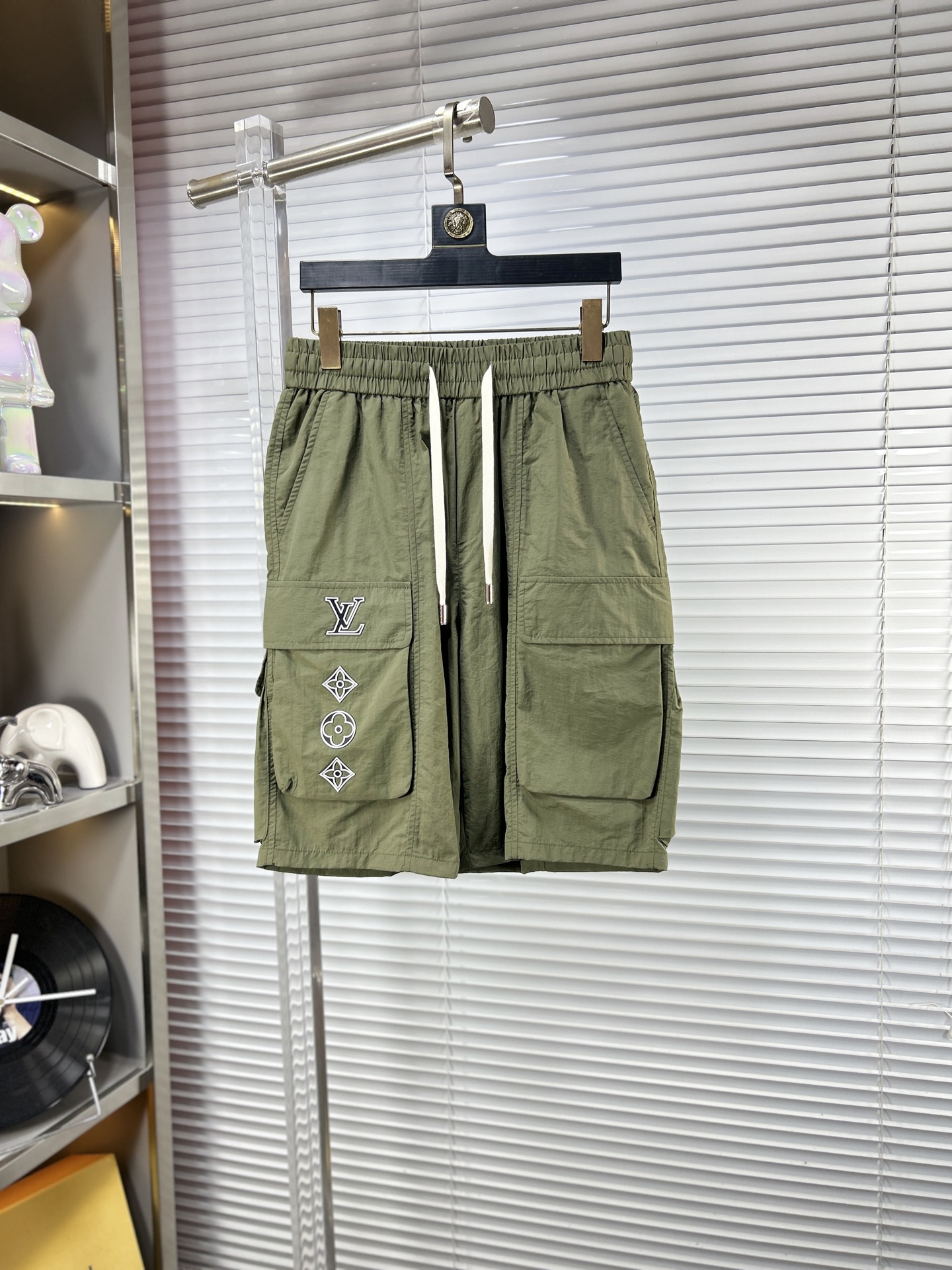 NO:938202,LV* Louis SS26 new summer men's casual shorts are a versatile item. The elastic waist drawstring design has good shape retention and the low-elastic structure makes the pants just right in elasticity and not easy to wrinkle!  m size M-4XL,,louis vuitton,louis vuitton,shorts,19860909LV*路易 ss26夏季新款男士休闲短裤,堪称百搭单品,弹性松紧腰边抽绳设计,保型性好、低弹丝的构造使裤身弹性恰到好处,并且不易起皱！m码数M-4XL,,louis vuitton,louis vuitton,shorts,,Men's clothing