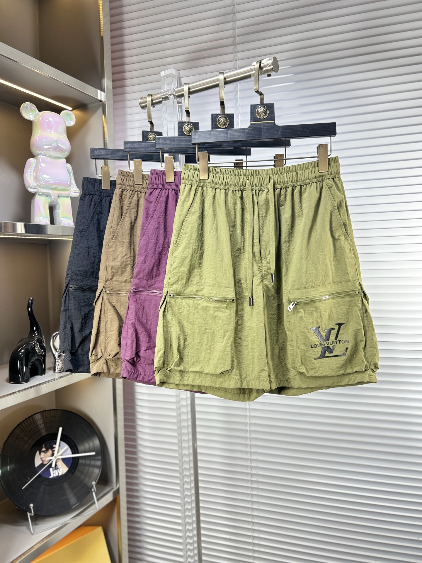 NO:916154,LV* Louis SS26 new summer men's casual shorts are a versatile item. The elastic waist drawstring design has good shape retention and the low-elastic structure makes the pants just right in elasticity and not easy to wrinkle!  m size M-4XL,,louis vuitton,louis vuitton,shorts,19860909LV*路易 ss26夏季新款男士休闲短裤,堪称百搭单品,弹性松紧腰边抽绳设计,保型性好、低弹丝的构造使裤身弹性恰到好处,并且不易起皱！m码数M-4XL,,louis vuitton,louis vuitton,shorts,,Men's clothing