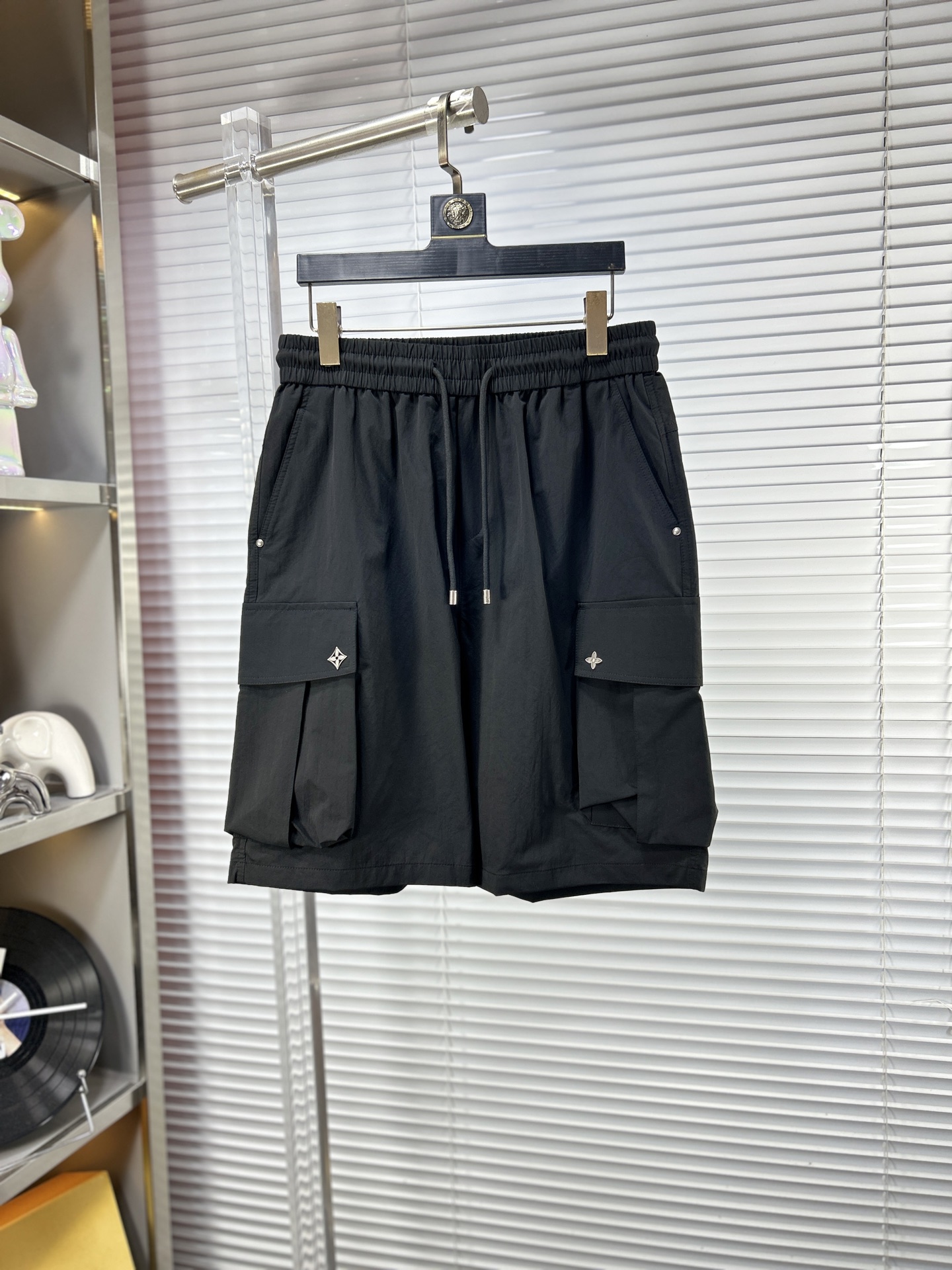 NO:938187,LV* Louis SS26 new summer men's casual shorts are a versatile item. The elastic waist drawstring design has good shape retention and the low-elastic structure makes the pants just right in elasticity and not easy to wrinkle!  Code number 29-38 No 37m,,louis vuitton,louis vuitton,shorts,19860909LV*路易 ss26夏季新款男士休闲短裤,堪称百搭单品,弹性松紧腰边抽绳设计,保型性好、低弹丝的构造使裤身弹性恰到好处,并且不易起皱！码数29-38 无37m,,louis vuitton,louis vuitton,shorts,,Men's clothing