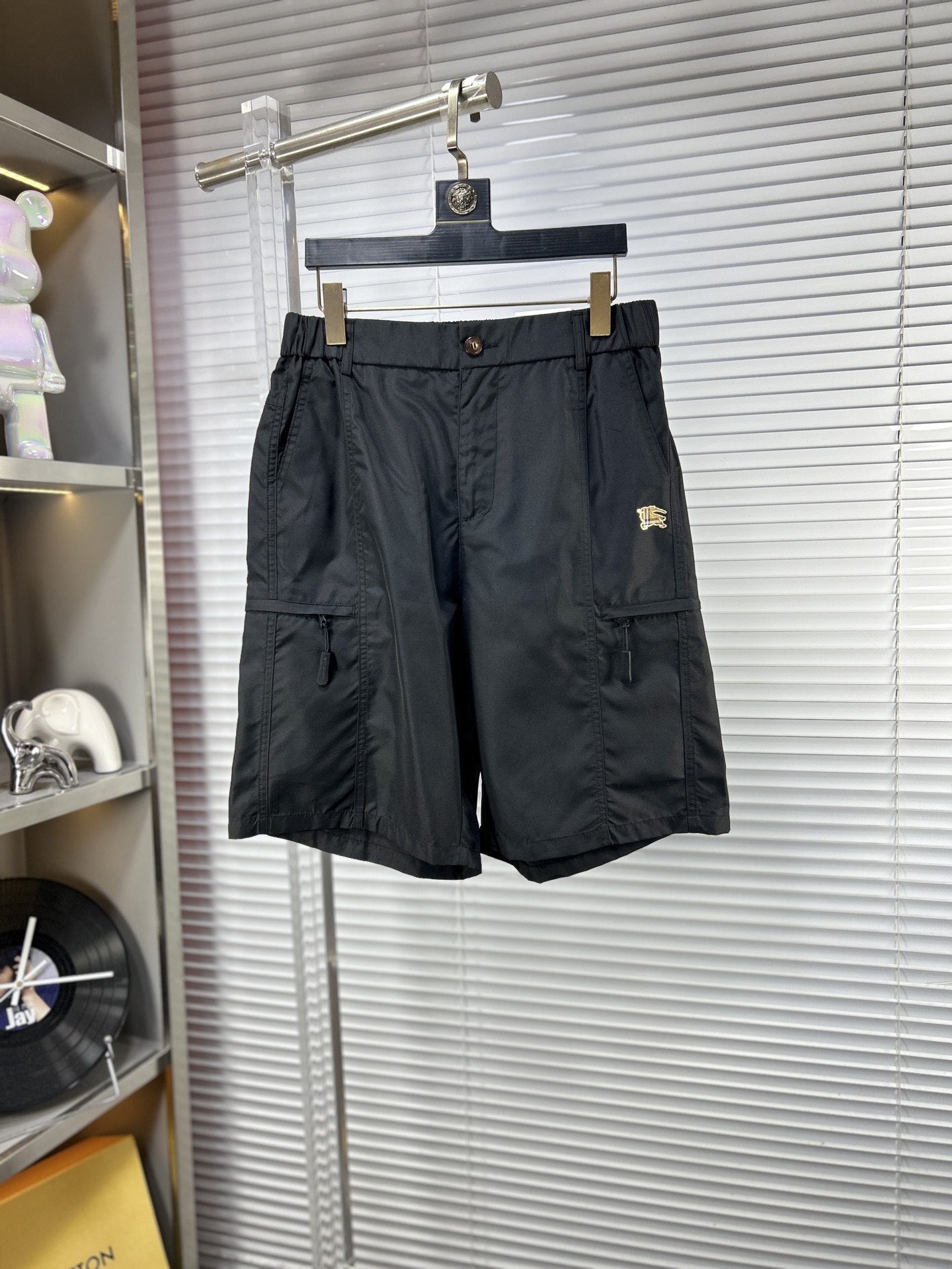NO:938199,BBR*Burberry ss26 new summer men's casual shorts are a versatile item. The elastic waist drawstring design has good shape retention and the low-elastic structure makes the trousers just right in elasticity and not easy to wrinkle!  m size M-4XL,,burberry,shorts,19860909BBR*巴宝莉 ss26夏季新款男士休闲短裤,堪称百搭单品,弹性松紧腰边抽绳设计,保型性好、低弹丝的构造使裤身弹性恰到好处,并且不易起皱！m码数M-4XL,,burberry,shorts,,Men's clothing