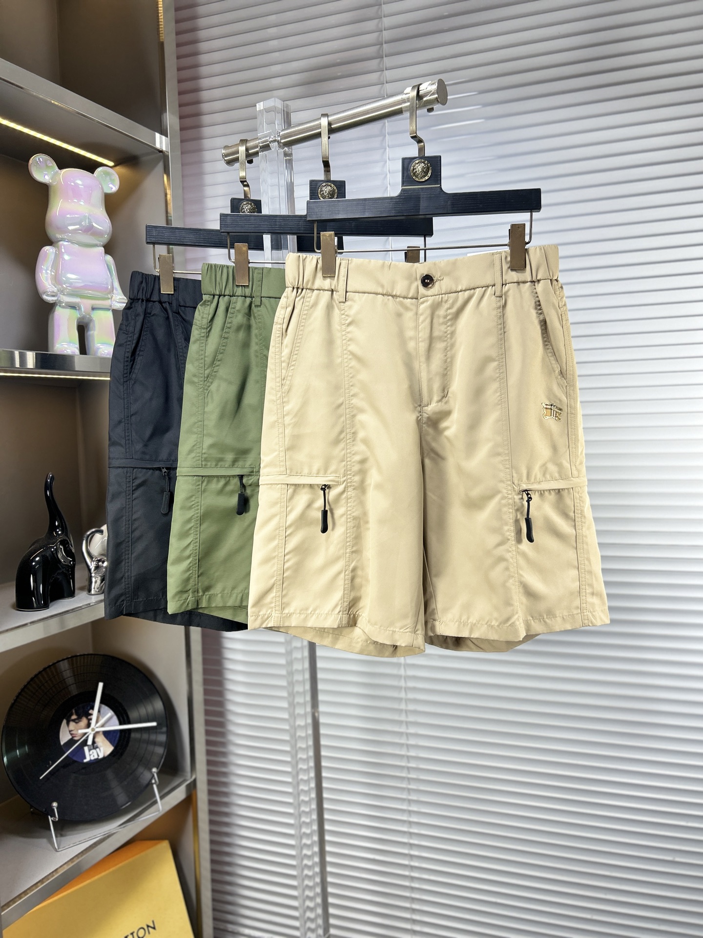 NO:916157,BBR*Burberry ss26 new summer men's casual shorts are a versatile item. The elastic waist drawstring design has good shape retention and the low-elastic structure makes the trousers just right in elasticity and not easy to wrinkle!  m size M-4XL,,burberry,shorts,19860909BBR*巴宝莉 ss26夏季新款男士休闲短裤,堪称百搭单品,弹性松紧腰边抽绳设计,保型性好、低弹丝的构造使裤身弹性恰到好处,并且不易起皱！m码数M-4XL,,burberry,shorts,,Men's clothing