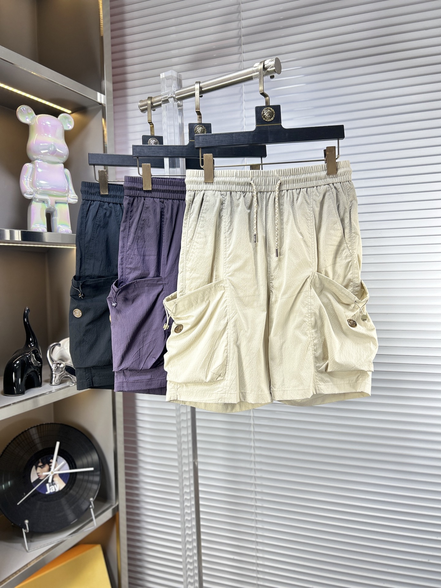 NO:916160,Gucc* Gucci ss26 new summer men's casual shorts are a versatile item. The elastic waist drawstring design has good shape retention and the low-elastic structure makes the trousers just right in elasticity and not easy to wrinkle!  m size M-4XL,,gucci,shorts,19860909Gucc*古奇 ss26夏季新款男士休闲短裤,堪称百搭单品,弹性松紧腰边抽绳设计,保型性好、低弹丝的构造使裤身弹性恰到好处,并且不易起皱！m码数M-4XL,,gucci,shorts,,Men's clothing