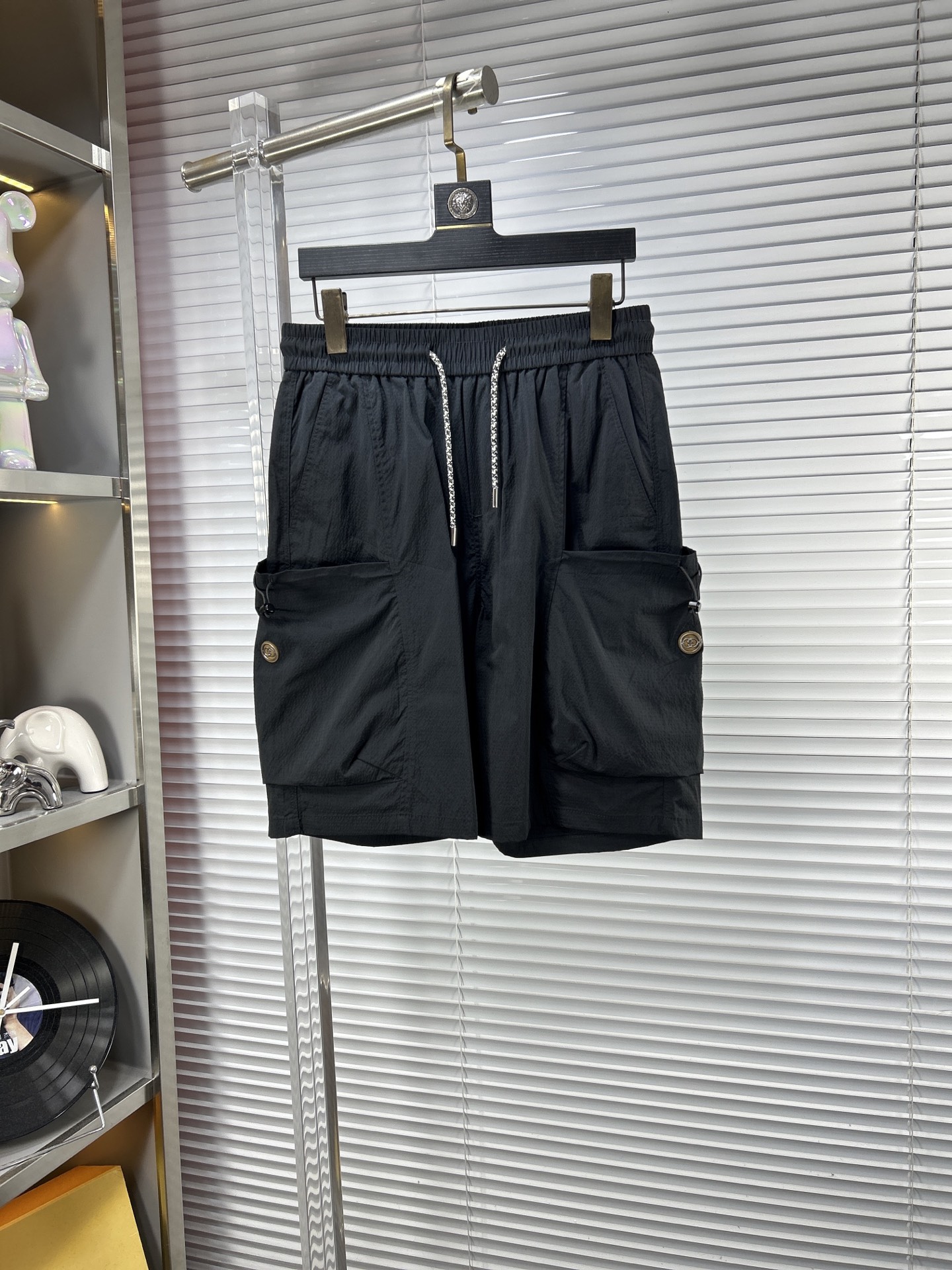 NO:938196,Gucc* Gucci ss26 new summer men's casual shorts are a versatile item. The elastic waist drawstring design has good shape retention and the low-elastic structure makes the trousers just right in elasticity and not easy to wrinkle!  m size M-4XL,,gucci,shorts,19860909Gucc*古奇 ss26夏季新款男士休闲短裤,堪称百搭单品,弹性松紧腰边抽绳设计,保型性好、低弹丝的构造使裤身弹性恰到好处,并且不易起皱！m码数M-4XL,,gucci,shorts,,Men's clothing