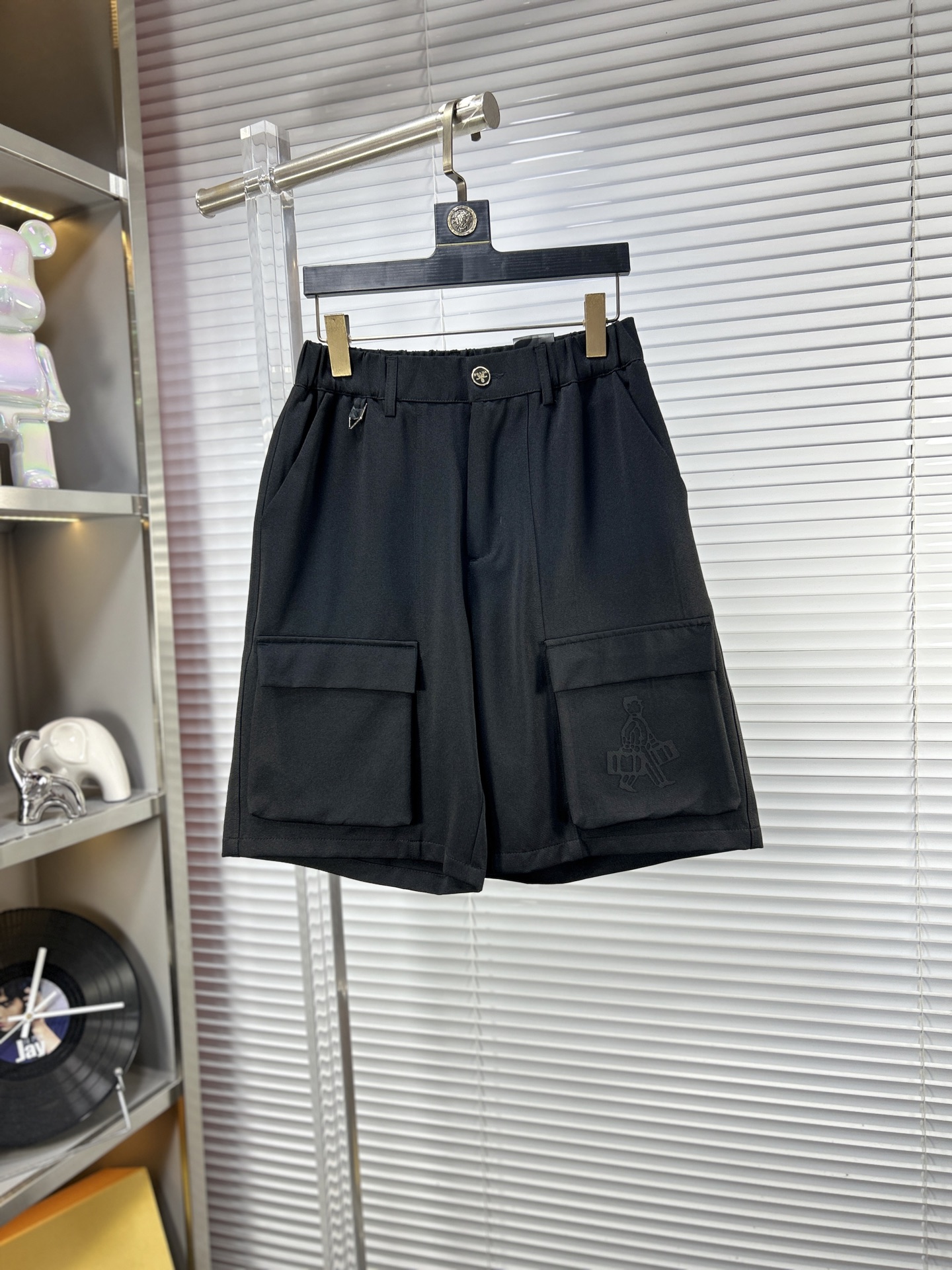 NO:938190,Prad*Prada ss26 new summer men's casual shorts are a versatile item. The elastic waist drawstring design has good shape retention and the low-elastic structure makes the trousers just right in elasticity and not easy to wrinkle!  m size M-XXXL,,prada,prada,shorts,19860909Prad*普拉达 ss26夏季新款男士休闲短裤,堪称百搭单品,弹性松紧腰边抽绳设计,保型性好、低弹丝的构造使裤身弹性恰到好处,并且不易起皱！m码数M-XXXL,,prada,prada,shorts,,Men's clothing