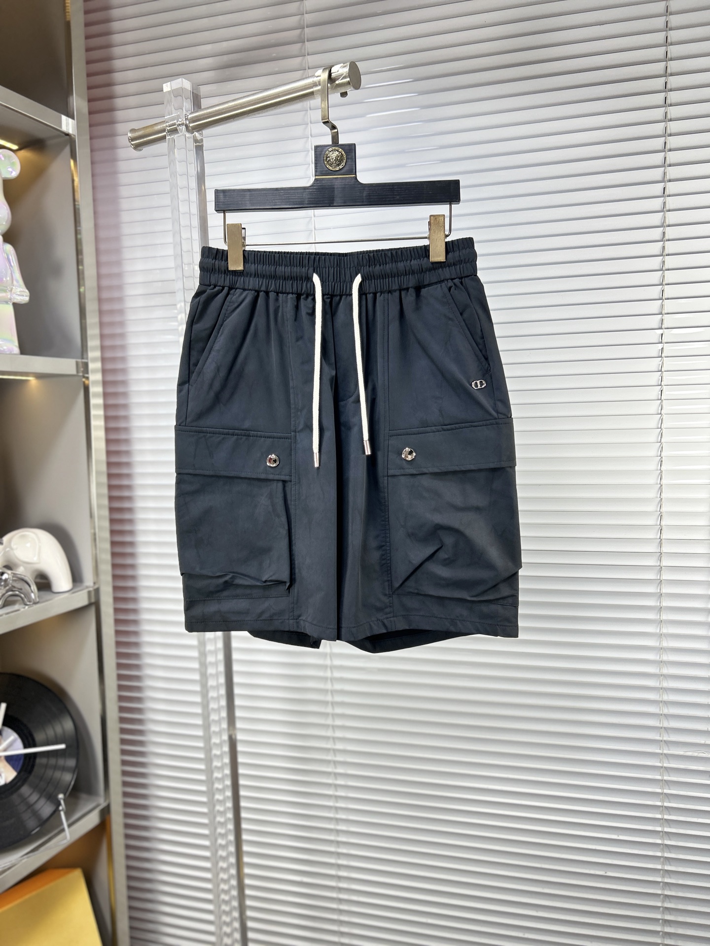 NO:938193,DIo* Dior ss26 new summer men's casual shorts are a versatile item. The elastic waist drawstring design has good shape retention and the low-elastic structure makes the pants just right in elasticity and not easy to wrinkle!  m size M-4XL,,dior,dior,shorts,19860909DIo*迪奥 ss26夏季新款男士休闲短裤,堪称百搭单品,弹性松紧腰边抽绳设计,保型性好、低弹丝的构造使裤身弹性恰到好处,并且不易起皱！m码数M-4XL,,dior,dior,shorts,,Men's clothing