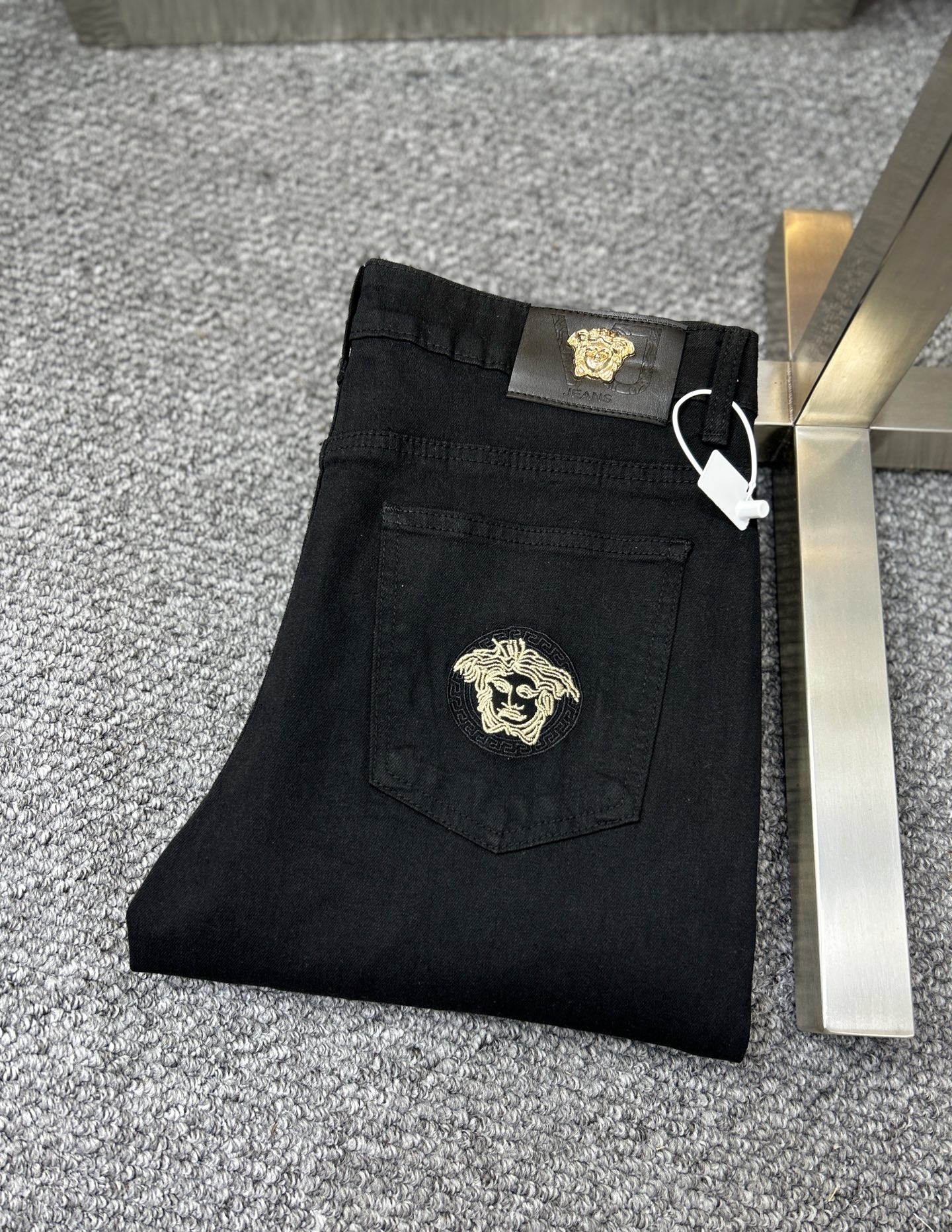 NO:934567,Vers*Versace ss26 new spring and summer men's jeans. The fabric has good elasticity. Exclusively available on the official website. Fashionable and elegant. Uses original color yeast washing process. Selected imported heavy denim denim fabric. Equipped with counter hardware decoration. Genuine leather label. Exquisite stitching. Worth owning. m size 28-36, no 35,,versace,versace,jeans,19860909Vers*范思哲 ss26春夏新款男士牛仔裤 面料弹性好.独家发售 官网同步 时尚优雅 采用原色酵母水洗工艺 精选进口重磅丹宁牛仔面料 配专柜五金装饰 真皮皮牌 精致车线 值得拥有.m码数28-36 无35,,versace,versace,jeans,,Men's clothing