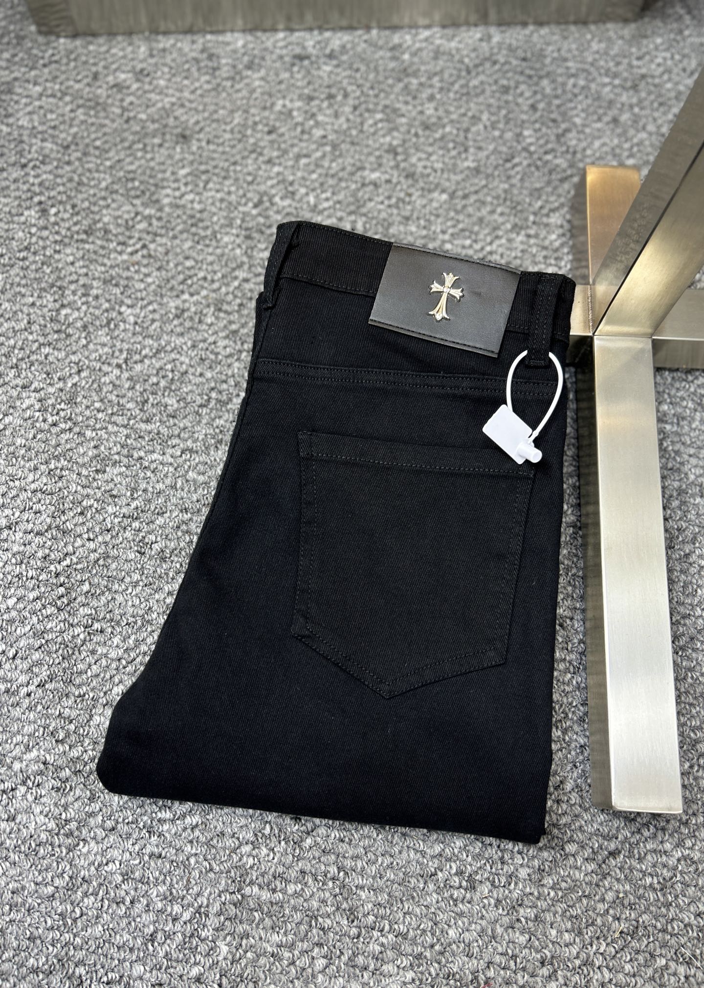 NO:934565,Chro*Chro* SS26 new spring and summer men's jeans. The fabric has good elasticity. Exclusively available on the official website. Fashionable and elegant. Uses original color yeast washing process. Selected imported heavyweight denim denim fabric. Equipped with counter hardware decoration. Genuine leather label. Exquisite stitching. Worth owning. M code number 28-36 No 35,,chrome hearts,jeans,19860909Chro*克罗心 ss26春夏新款男士牛仔裤 面料弹性好.独家发售 官网同步 时尚优雅 采用原色酵母水洗工艺 精选进口重磅丹宁牛仔面料 配专柜五金装饰 真皮皮牌 精致车线 值得拥有.m码数28-36 无35,,chrome hearts,jeans,,Men's clothing