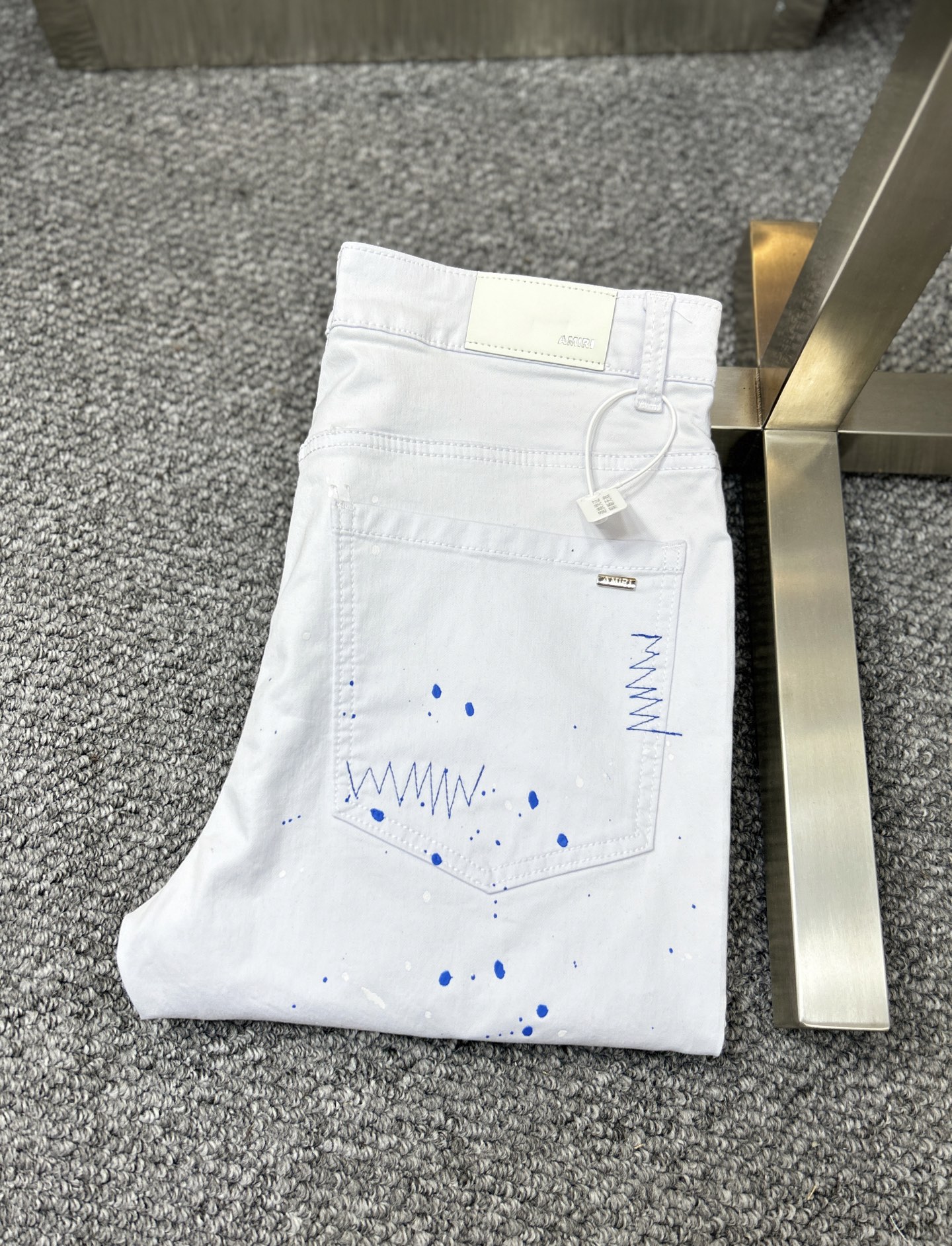 NO:908825,Chro*Chro* SS26 new spring and summer men's jeans. The fabric has good elasticity. Exclusively available on the official website. Fashionable and elegant. Uses original color yeast washing process. Selected imported heavyweight denim denim fabric. Equipped with counter hardware decoration. Genuine leather label. Exquisite stitching. Worth owning. M code number 28-36 No 35,,chrome hearts,jeans,19860909Chro*克罗心 ss26春夏新款男士牛仔裤 面料弹性好.独家发售 官网同步 时尚优雅 采用原色酵母水洗工艺 精选进口重磅丹宁牛仔面料 配专柜五金装饰 真皮皮牌 精致车线 值得拥有.m码数28-36 无35,,chrome hearts,jeans,,Men's clothing