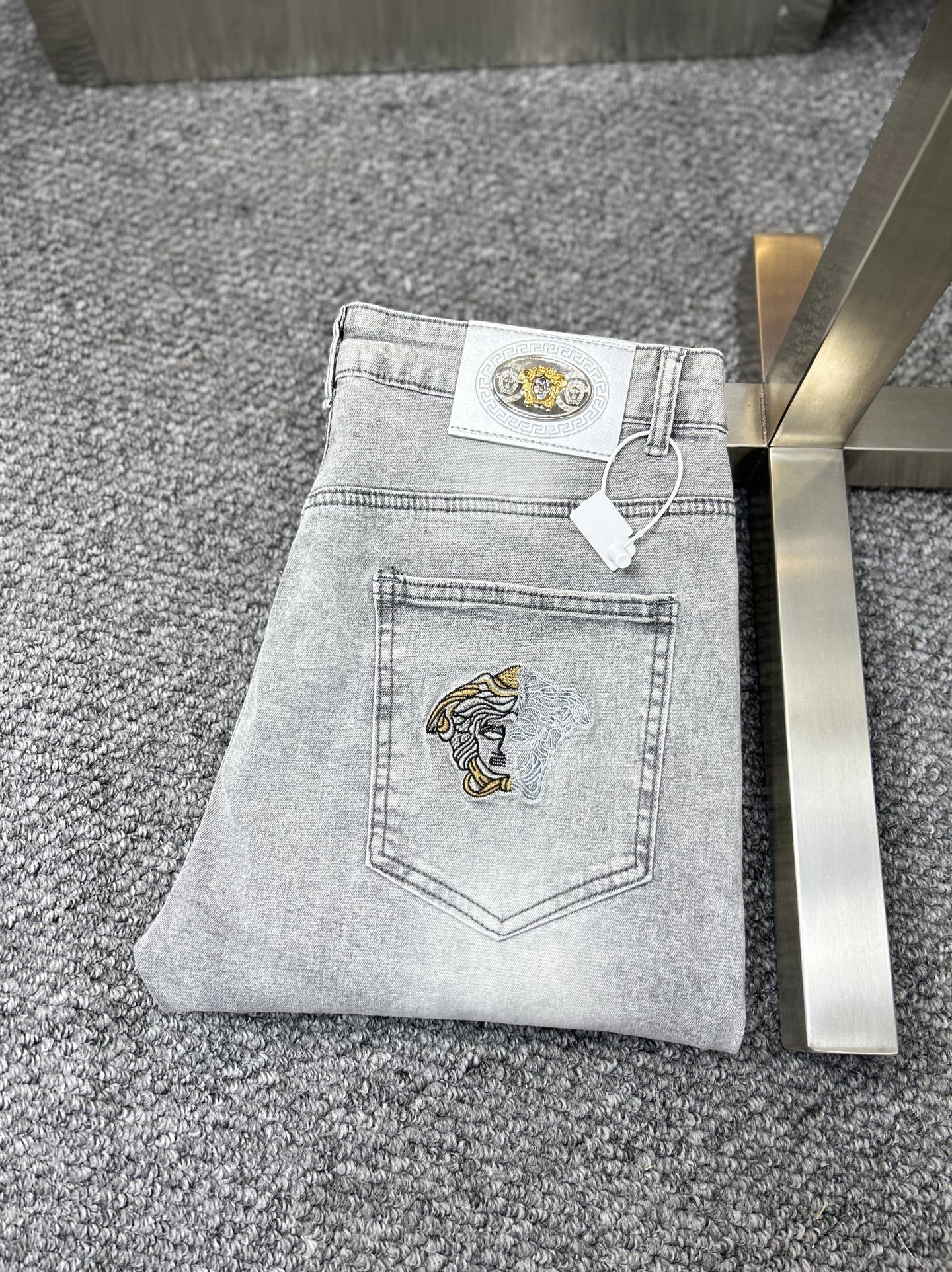 NO:908828,Vers*Versace ss26 new spring and summer men's jeans. The fabric has good elasticity. Exclusively available on the official website. Fashionable and elegant. Uses original color yeast washing process. Selected imported heavy denim denim fabric. Equipped with counter hardware decoration. Genuine leather label. Exquisite stitching. Worth owning. m size 28-36, no 35,,versace,versace,jeans,19860909Vers*范思哲 ss26春夏新款男士牛仔裤 面料弹性好.独家发售 官网同步 时尚优雅 采用原色酵母水洗工艺 精选进口重磅丹宁牛仔面料 配专柜五金装饰 真皮皮牌 精致车线 值得拥有.m码数28-36 无35,,versace,versace,jeans,,Men's clothing