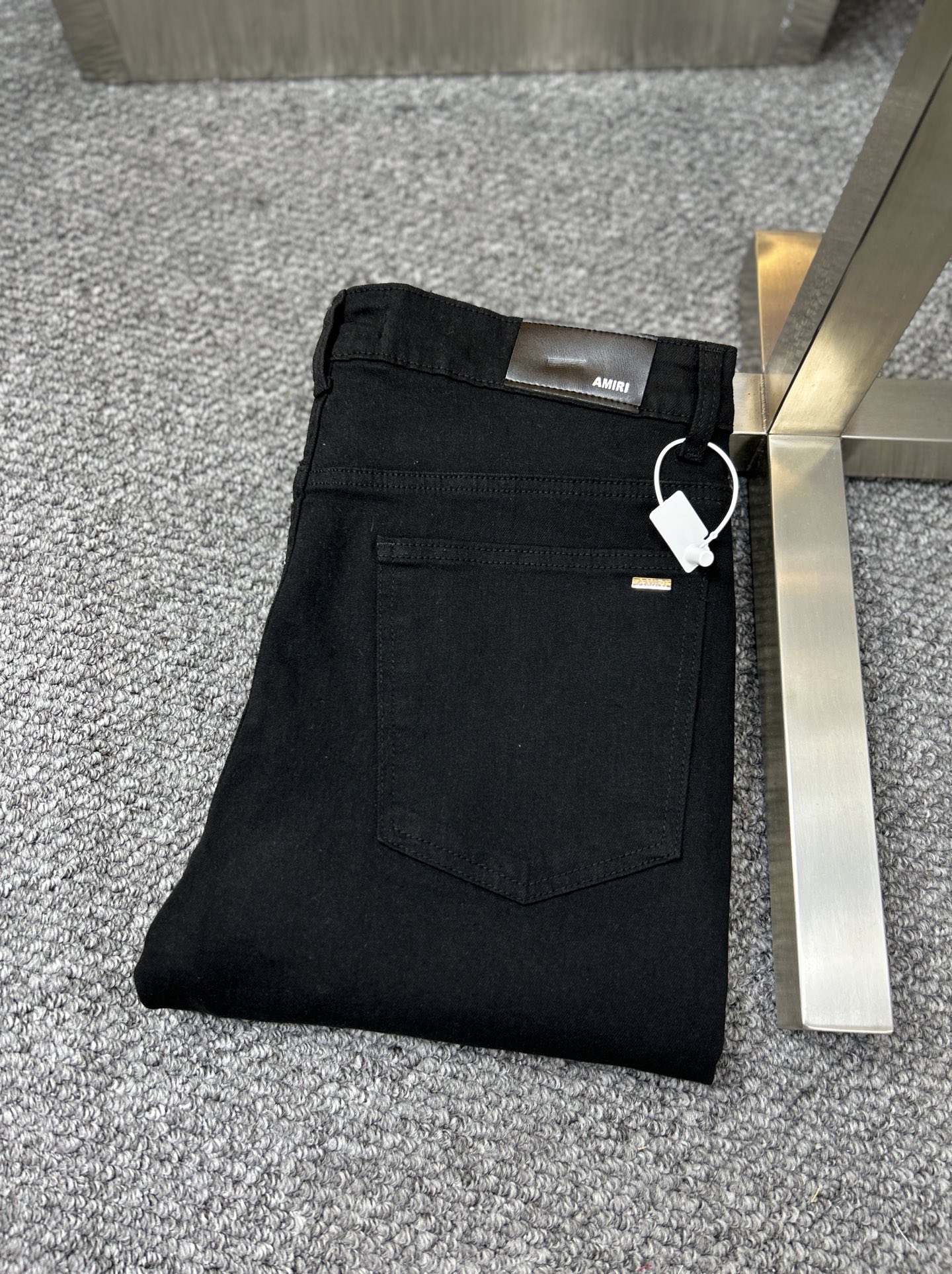NO:934562,Amir* ss26 new spring and summer men's jeans. The fabric has good elasticity. Exclusive sale. Synchronized with the official website. Fashionable and elegant. Uses original color yeast washing process. Selected imported heavyweight denim denim fabric. Equipped with counter hardware decoration. Genuine leather label. Exquisite stitching. Worth owning. m size 28-36 No 35,,amiri,jeans,19860909Amir* ss26春夏新款男士牛仔裤 面料弹性好.独家发售 官网同步 时尚优雅 采用原色酵母水洗工艺 精选进口重磅丹宁牛仔面料 配专柜五金装饰 真皮皮牌 精致车线 值得拥有.m码数28-36 无35,,amiri,jeans,,Men's clothing
