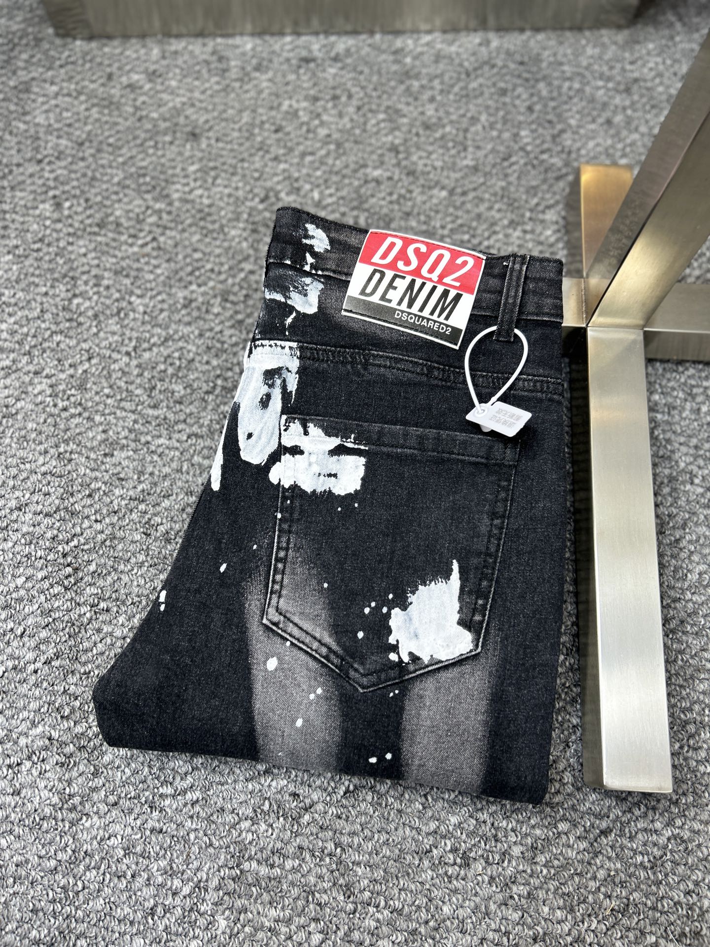 NO:934559,D2* ss26 new spring and summer men's jeans. The fabric has good elasticity. Exclusive sale. Synchronized with the official website. Fashionable and elegant. Using original color yeast washing process. Selected imported heavyweight denim denim fabric. Equipped with counter hardware decoration. Genuine leather label. Exquisite stitching. Worth owning. m size 28-36, no 35,,jeans,19860909D2* ss26春夏新款男士牛仔裤 面料弹性好.独家发售 官网同步 时尚优雅 采用原色酵母水洗工艺 精选进口重磅丹宁牛仔面料 配专柜五金装饰 真皮皮牌 精致车线 值得拥有.m码数28-36 无35,,jeans,,Men's clothing