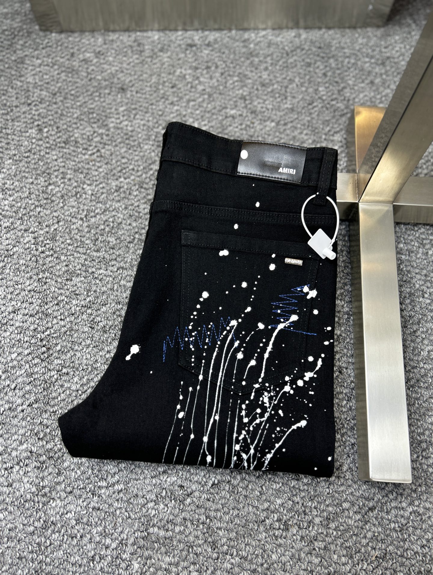 NO:934556,Amir* ss26 new spring and summer men's jeans. The fabric has good elasticity. Exclusive sale. Synchronized with the official website. Fashionable and elegant. Uses original color yeast washing process. Selected imported heavyweight denim denim fabric. Equipped with counter hardware decoration. Genuine leather label. Exquisite stitching. Worth owning. m size 28-36 No 35,,amiri,jeans,19860909Amir* ss26春夏新款男士牛仔裤 面料弹性好.独家发售 官网同步 时尚优雅 采用原色酵母水洗工艺 精选进口重磅丹宁牛仔面料 配专柜五金装饰 真皮皮牌 精致车线 值得拥有.m码数28-36 无35,,amiri,jeans,,Men's clothing