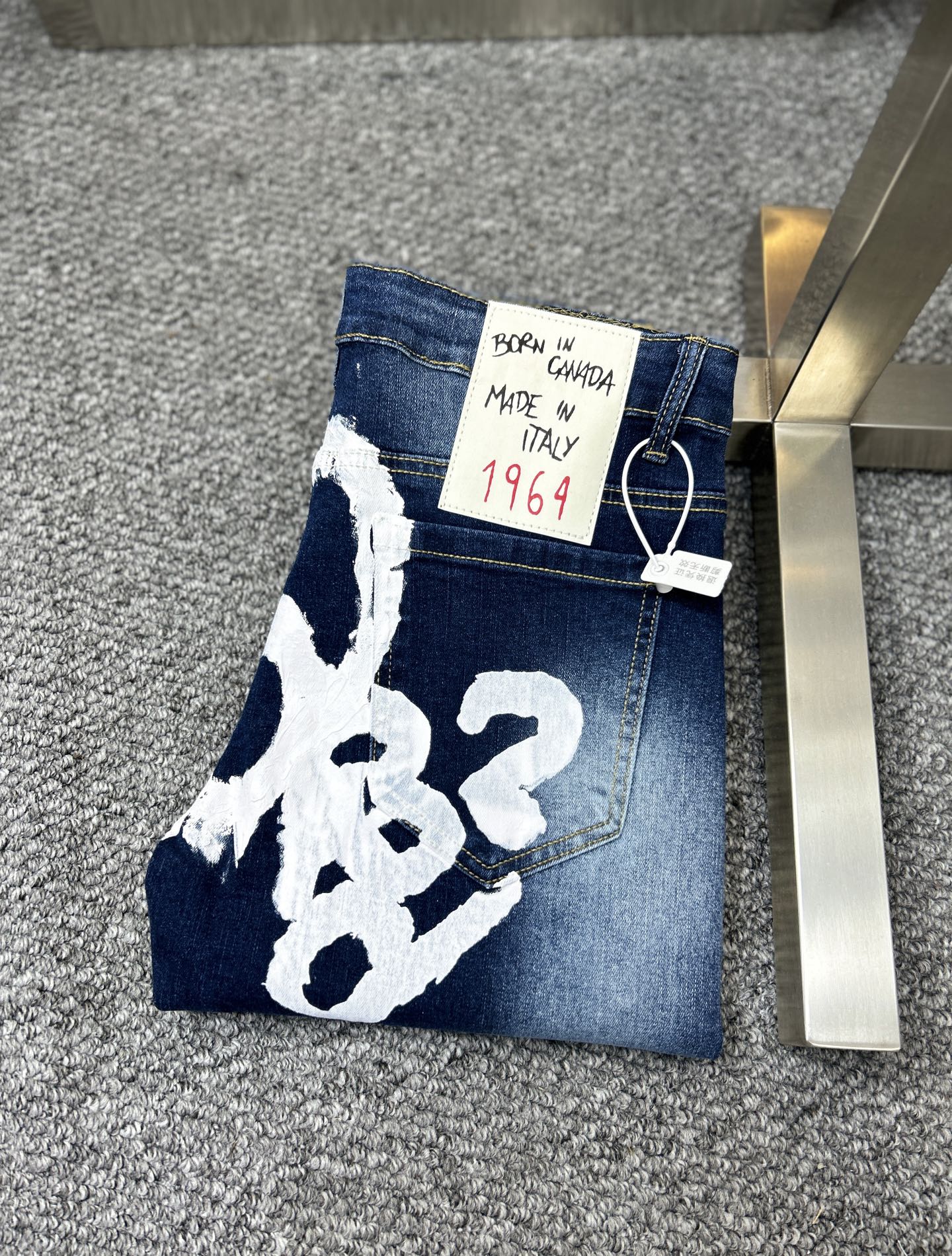 NO:908833,D2* ss26 new spring and summer men's jeans. The fabric has good elasticity. Exclusive sale. Synchronized with the official website. Fashionable and elegant. Using original color yeast washing process. Selected imported heavyweight denim denim fabric. Equipped with counter hardware decoration. Genuine leather label. Exquisite stitching. Worth owning. m size 28-36, no 35,,jeans,19860909D2* ss26春夏新款男士牛仔裤 面料弹性好.独家发售 官网同步 时尚优雅 采用原色酵母水洗工艺 精选进口重磅丹宁牛仔面料 配专柜五金装饰 真皮皮牌 精致车线 值得拥有.m码数28-36 无35,,jeans,,Men's clothing