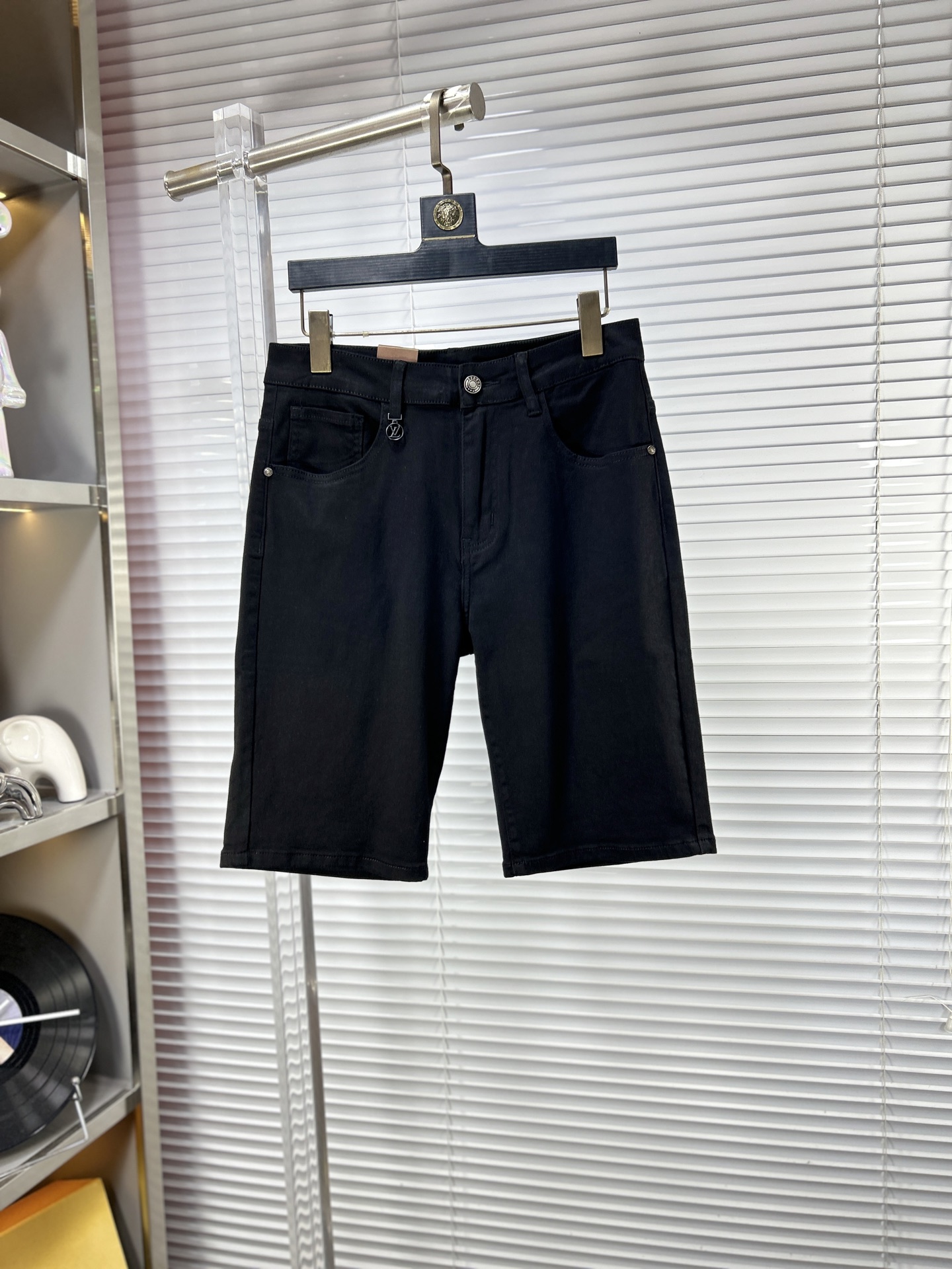 NO:917296,LV*Louis ss26 summer new men's shorts and jeans. The fabric has good elasticity. Exclusively sold on the official website. Fashionable and elegant. Uses original color yeast washing process. Selected imported heavyweight denim denim fabric. Equipped with counter hardware decoration. Genuine leather label. Exquisite stitching. Worth owning. Size 28-38 No 35 37m,,louis vuitton,louis vuitton,shorts,jeans,19860909LV*路易 ss26夏季新款男士短裤牛仔裤 面料弹性好.独家发售 官网同步 时尚优雅 采用原色酵母水洗工艺 精选进口重磅丹宁牛仔面料 配专柜五金装饰 真皮皮牌 精致车线 值得拥有.码数28-38 无35 37m,,louis vuitton,louis vuitton,shorts,jeans,,Men's clothing