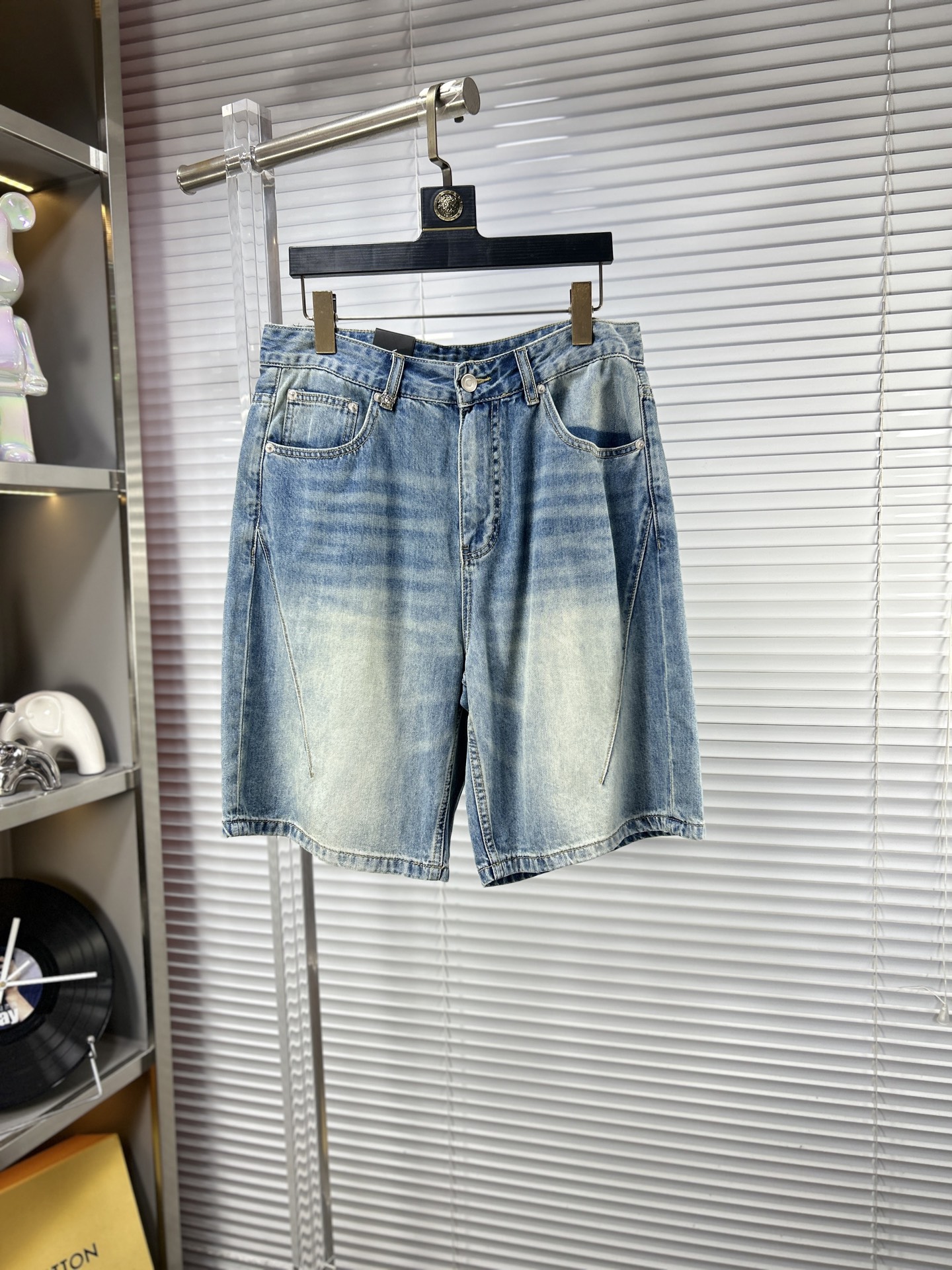 NO:917298,Vers*Versace ss26 new summer men's shorts and jeans. The fabric has good elasticity. Exclusively available on the official website. Fashionable and elegant. Uses original color yeast washing process. Selected imported heavy denim denim fabric. Equipped with counter hardware decoration. Genuine leather label. Exquisite stitching. Worth owning. Size 28-38 No 35 37m,,versace,versace,shorts,jeans,19860909Vers*范思哲 ss26夏季新款男士短裤牛仔裤 面料弹性好.独家发售 官网同步 时尚优雅 采用原色酵母水洗工艺 精选进口重磅丹宁牛仔面料 配专柜五金装饰 真皮皮牌 精致车线 值得拥有.码数28-38 无35 37m,,versace,versace,shorts,jeans,,Men's clothing