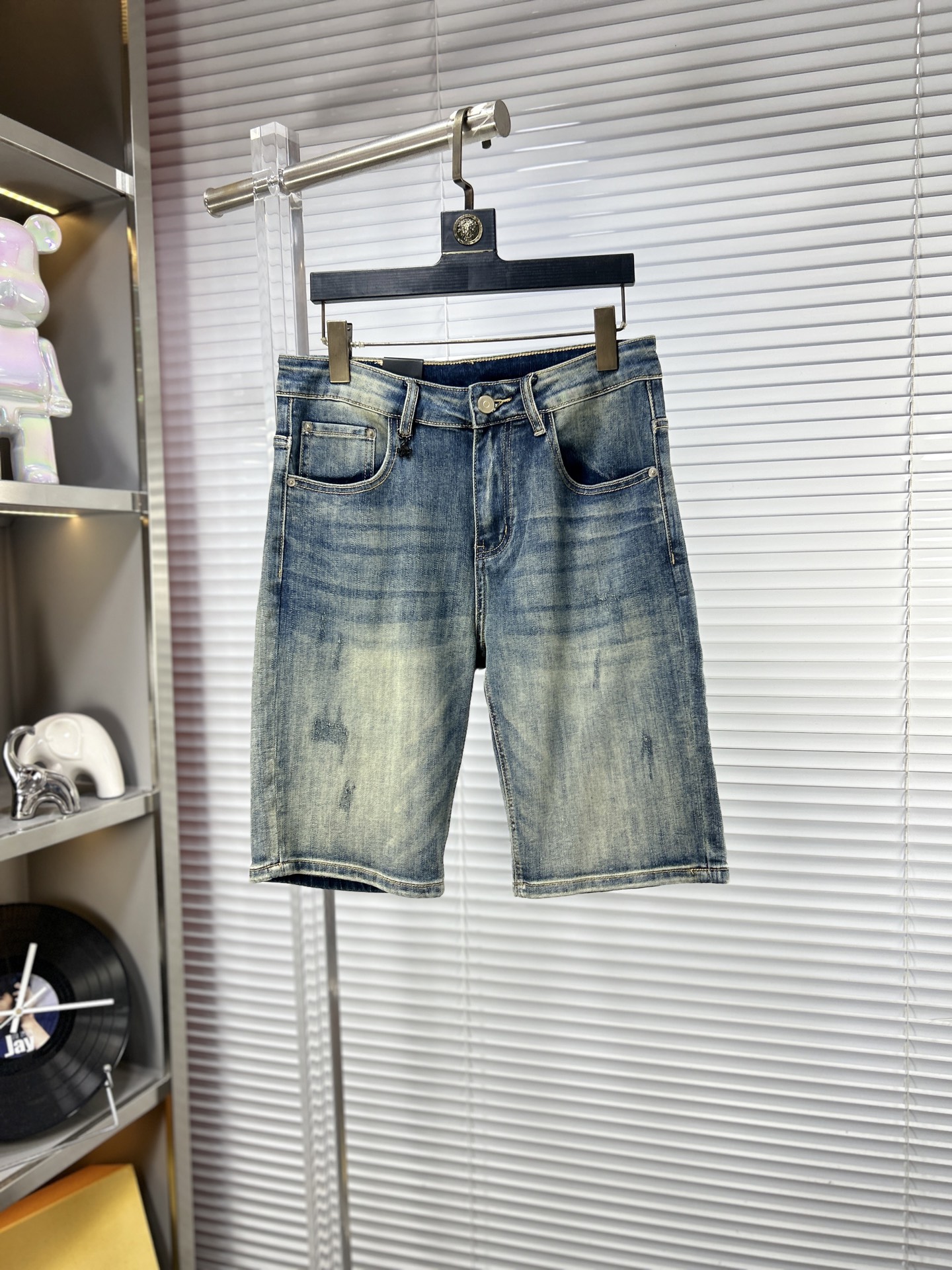 NO:917301,Prad*Prada ss26 new summer men's shorts and jeans. The fabric has good elasticity. Exclusively available on the official website. Fashionable and elegant. Uses original color yeast washing process. Selected imported heavyweight denim denim fabric. Equipped with counter hardware decoration. Genuine leather label. Exquisite stitching. Worth owning. Size 28-38 No 35 37m,,prada,prada,shorts,jeans,19860909Prad*普拉达 ss26夏季新款男士短裤牛仔裤 面料弹性好.独家发售 官网同步 时尚优雅 采用原色酵母水洗工艺 精选进口重磅丹宁牛仔面料 配专柜五金装饰 真皮皮牌 精致车线 值得拥有.码数28-38 无35 37m,,prada,prada,shorts,jeans,,Men's clothing