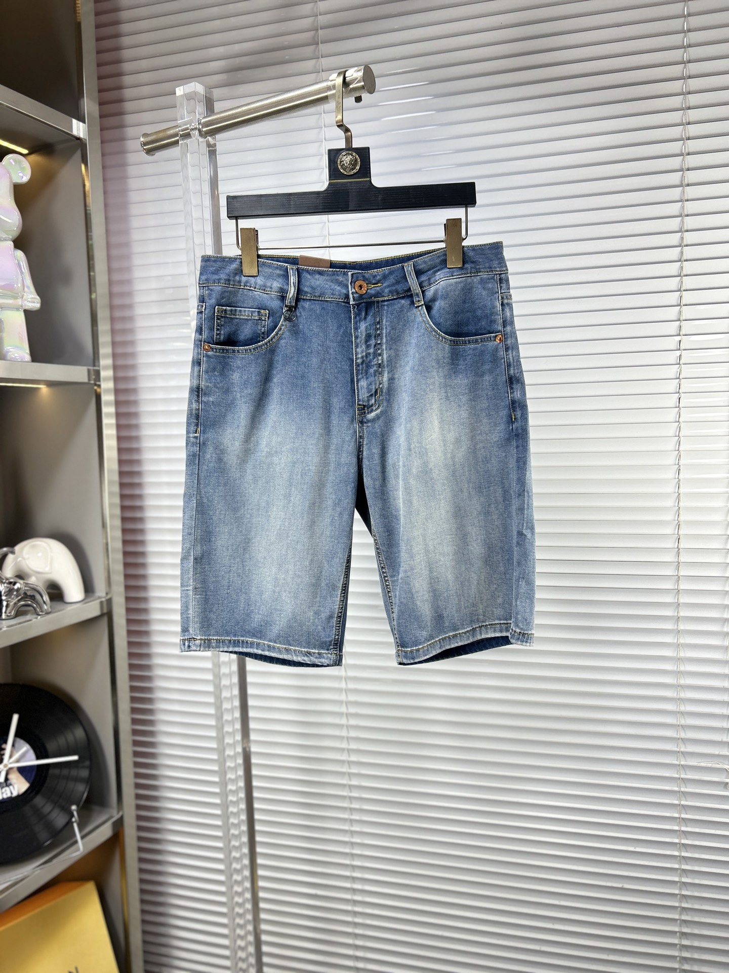 NO:917304,LV*Louis ss26 summer new men's shorts and jeans. The fabric has good elasticity. Exclusively sold on the official website. Fashionable and elegant. Uses original color yeast washing process. Selected imported heavyweight denim denim fabric. Equipped with counter hardware decoration. Genuine leather label. Exquisite stitching. Worth owning. Size 28-38 No 35 37m,,louis vuitton,louis vuitton,shorts,jeans,19860909LV*路易 ss26夏季新款男士短裤牛仔裤 面料弹性好.独家发售 官网同步 时尚优雅 采用原色酵母水洗工艺 精选进口重磅丹宁牛仔面料 配专柜五金装饰 真皮皮牌 精致车线 值得拥有.码数28-38 无35 37m,,louis vuitton,louis vuitton,shorts,jeans,,Men's clothing