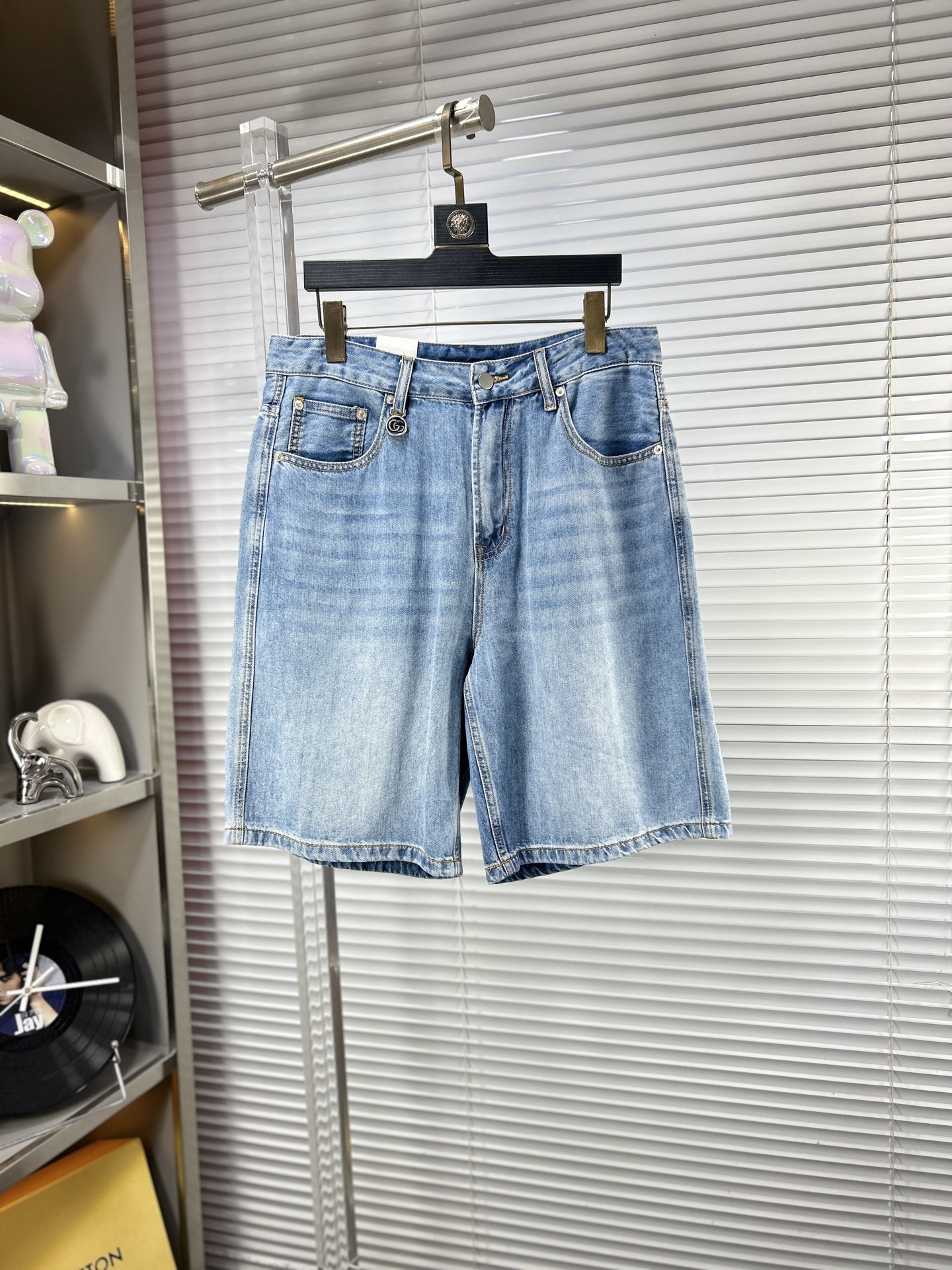 NO:917281,Gucc*Gucci ss26 new summer men's shorts and jeans. The fabric has good elasticity. Exclusively available on the official website. Fashionable and elegant. Uses original color yeast washing process. Selected imported heavyweight denim denim fabric. Equipped with counter hardware decoration. Genuine leather label. Exquisite stitching. Worth owning. Size 28-38 No 35 37m,,gucci,shorts,jeans,19860909Gucc*古奇 ss26夏季新款男士短裤牛仔裤 面料弹性好.独家发售 官网同步 时尚优雅 采用原色酵母水洗工艺 精选进口重磅丹宁牛仔面料 配专柜五金装饰 真皮皮牌 精致车线 值得拥有.码数28-38 无35 37m,,gucci,shorts,jeans,,Men's clothing