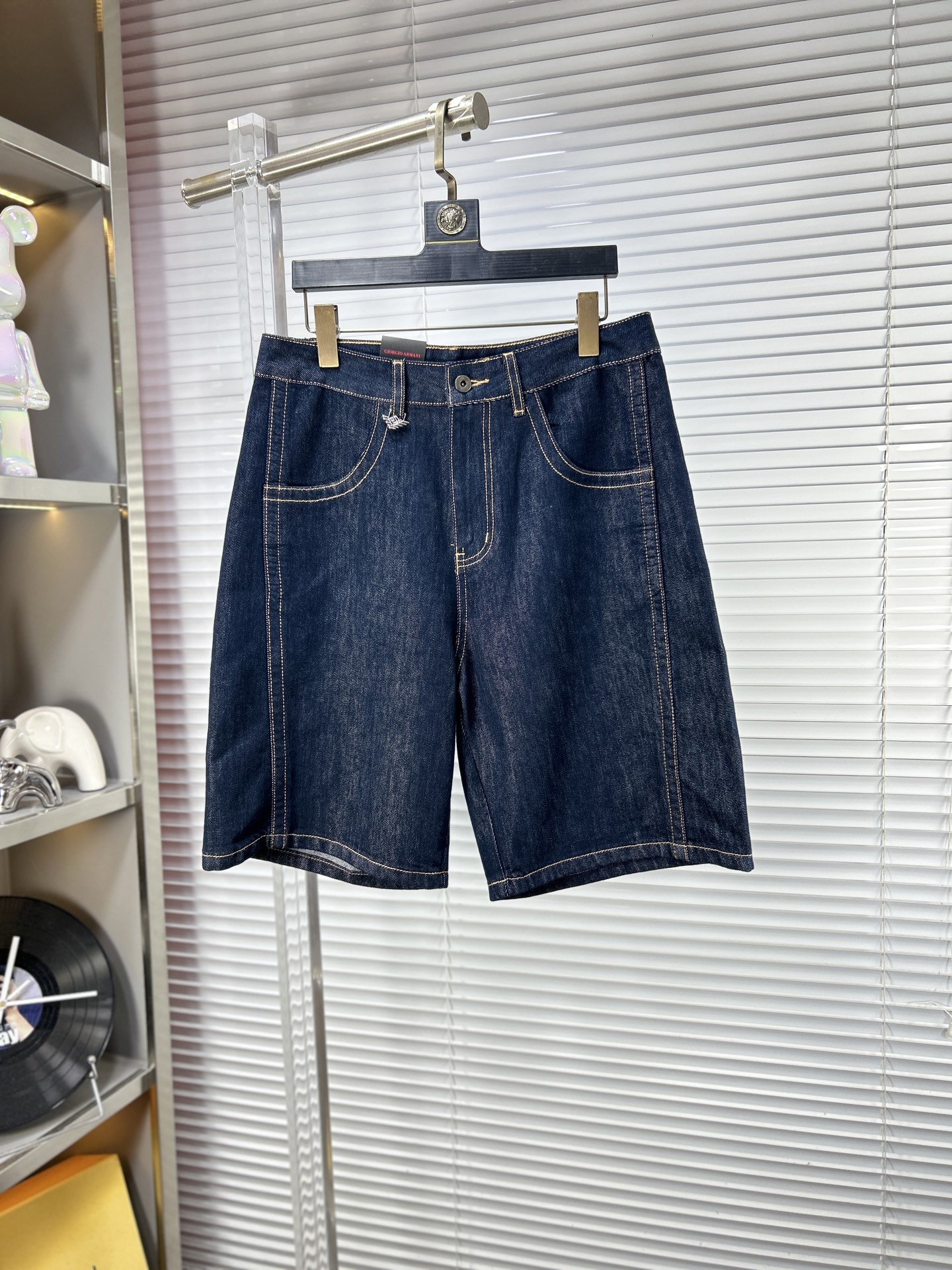 NO:917284,Arm* Armani ss26 new summer men's shorts and jeans. The fabric has good elasticity. Exclusively available on the official website. Fashionable and elegant. Uses original color yeast washing process. Selected imported heavyweight denim denim fabric. Equipped with counter hardware decoration. Genuine leather label. Exquisite stitching. Worth owning. Size 28-38 No 35 37m,,armani,shorts,jeans,19860909Arm*阿玛尼 ss26夏季新款男士短裤牛仔裤 面料弹性好.独家发售 官网同步 时尚优雅 采用原色酵母水洗工艺 精选进口重磅丹宁牛仔面料 配专柜五金装饰 真皮皮牌 精致车线 值得拥有.码数28-38 无35 37m,,armani,shorts,jeans,,Men's clothing